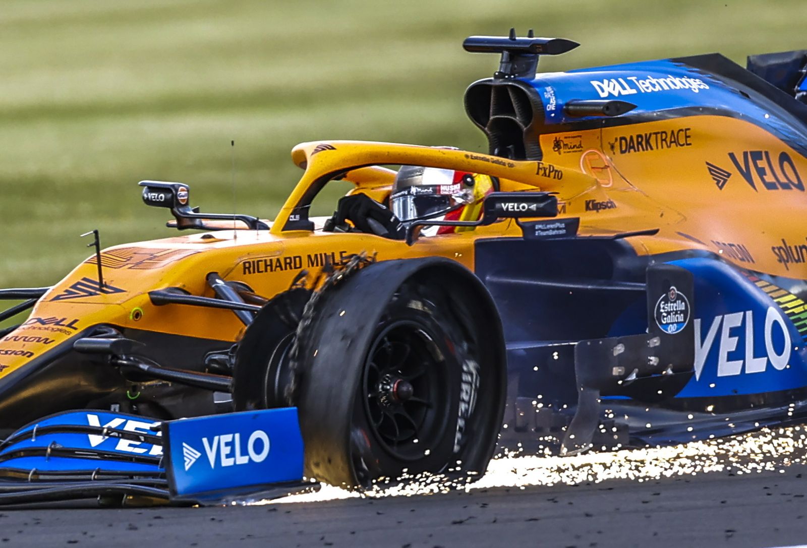 El McLaren de Carlos Sainz, en plena frenada en el circuito de Silverstone.