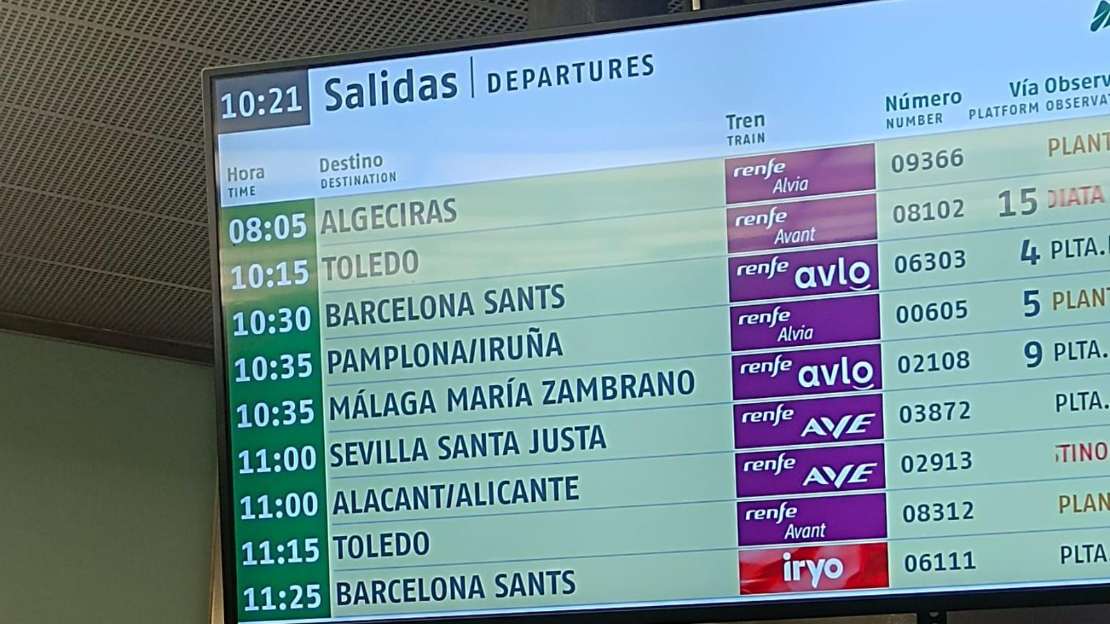 El panel informativo de la estación de Atocha en la que se observa el Alvia de las 8:05 a las 10:21 de la mañana.