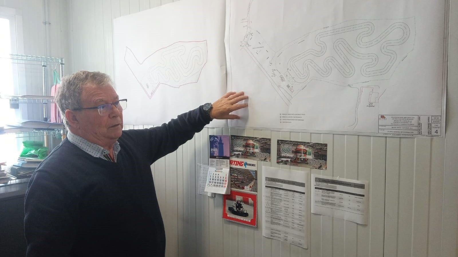 Yherla señalando la ubicación de las viviendas.