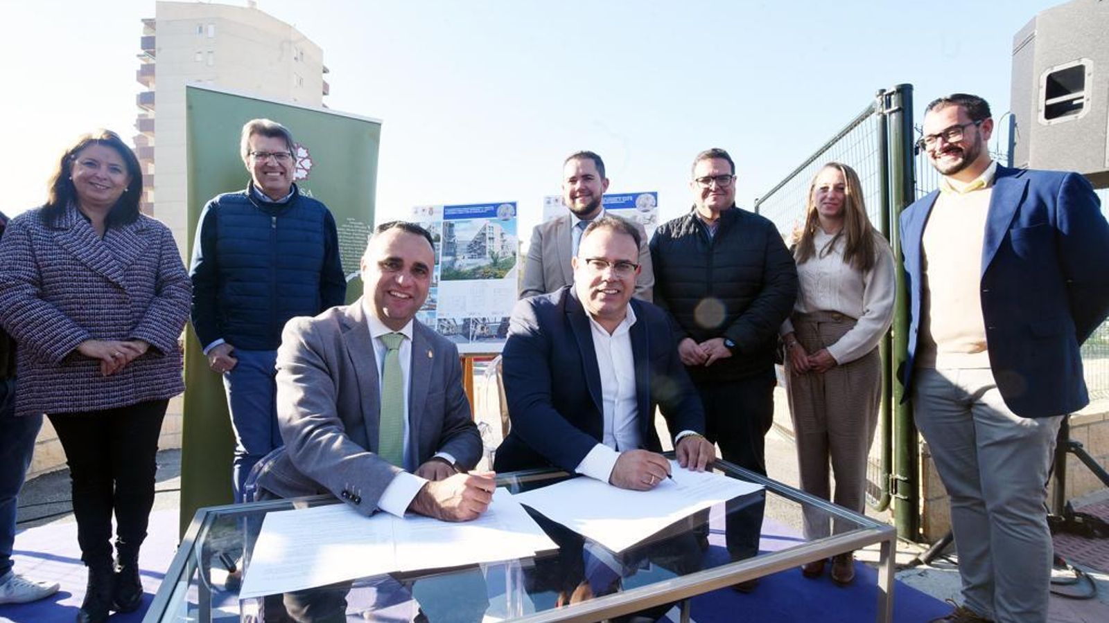 El presidente de la Diputación de Granada, Francis Rodríguez, y el alcalde de Almuñécar, Juan José Ruiz Joya, durante la firma del convenio