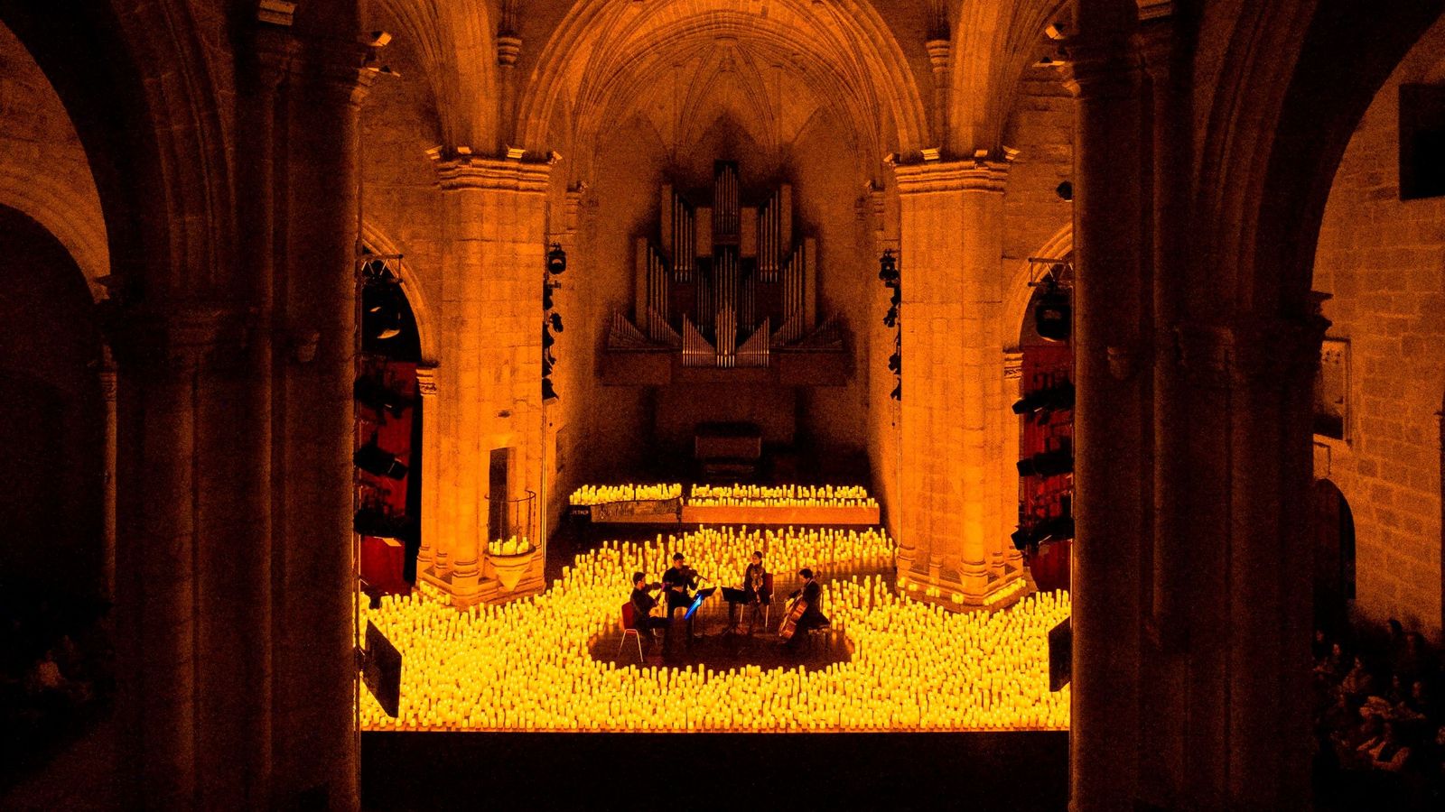 Cuarteto de cuerda tocando durante un concierto de Candlelight.