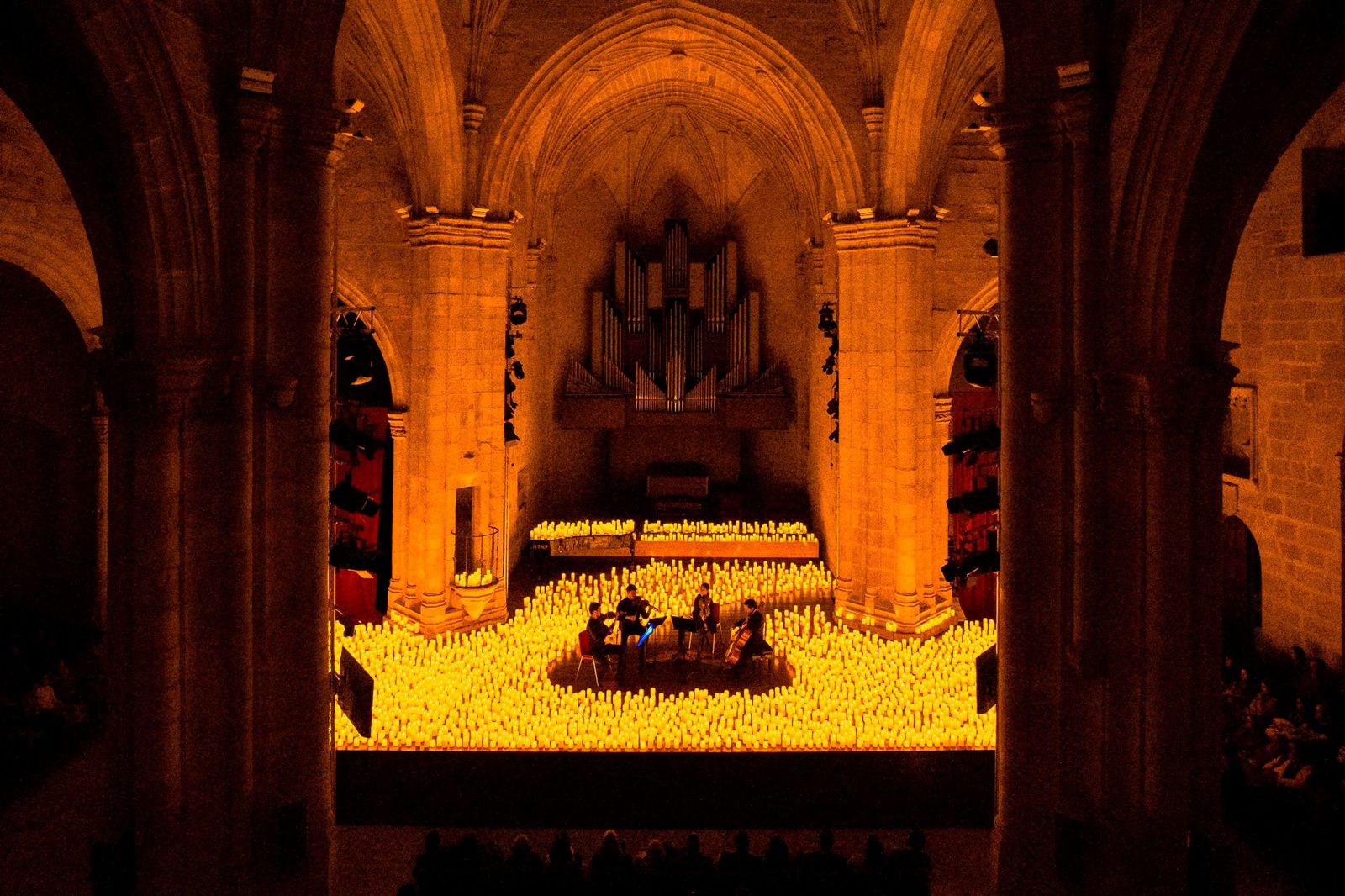 Cuarteto de cuerda tocando durante un concierto de Candlelight.