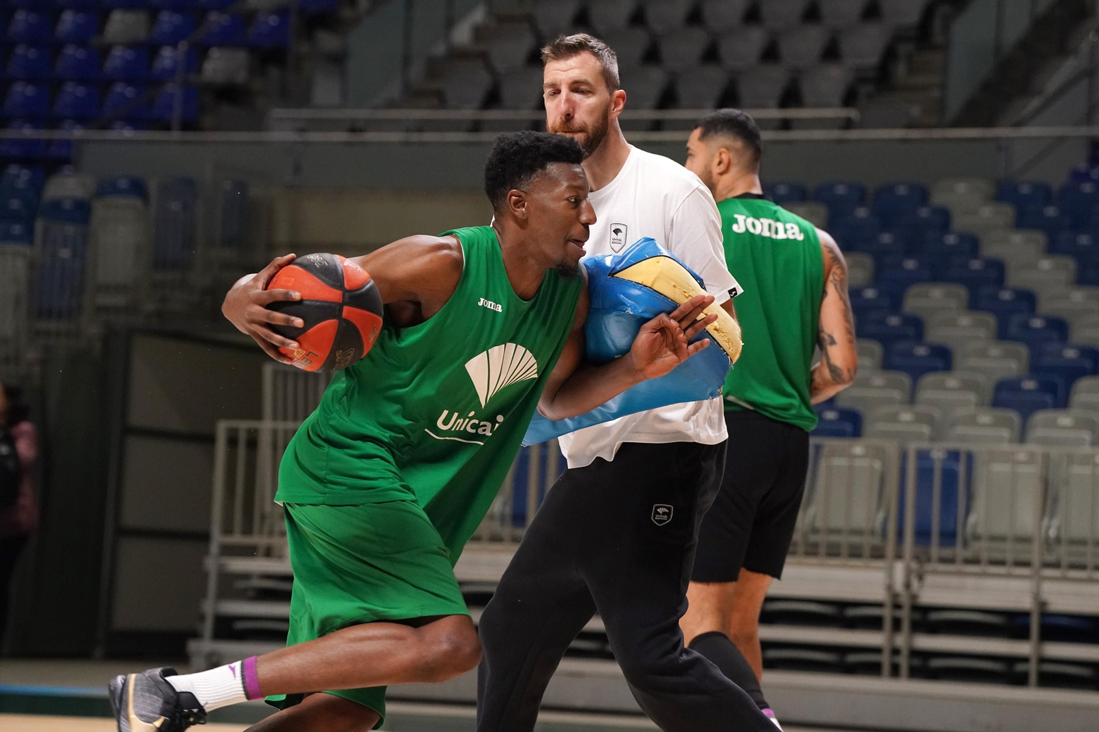 La masterclass del profesor Fran Vázquez a los pívots del Unicaja