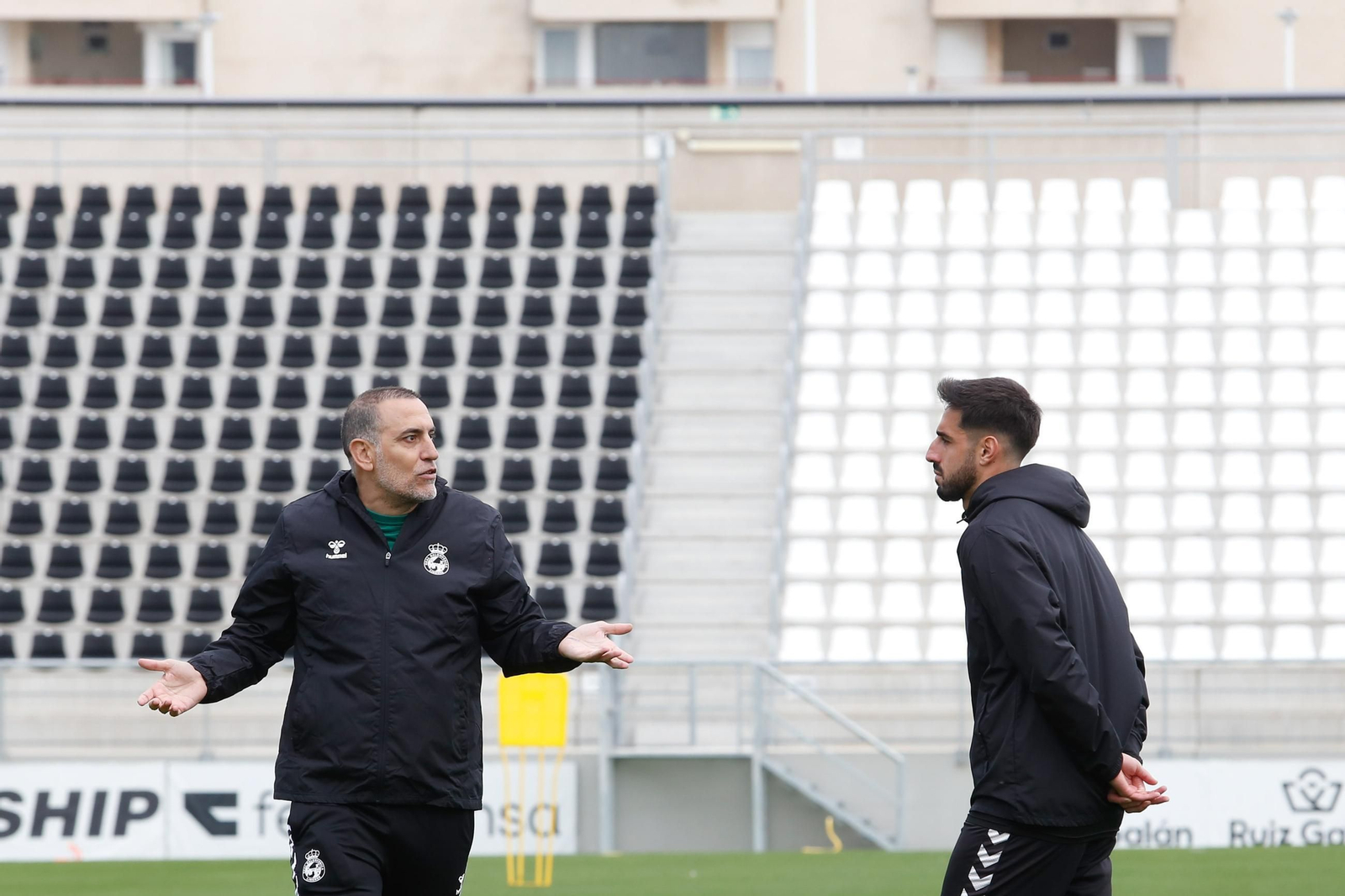 Las fotos del relevo en el banquillo de la Balona