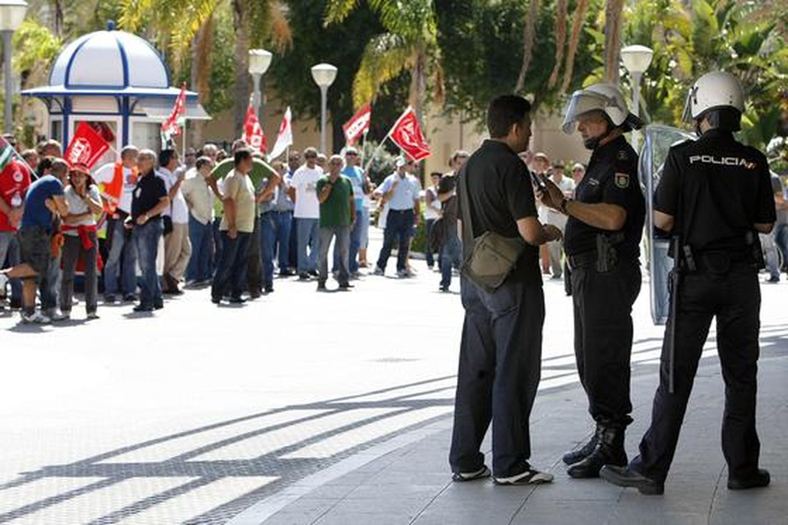 Los piquetes tomaron el centro de la capital desde primera hora de la mañana para impedir la apertura de comercios y empresas. /José Braza