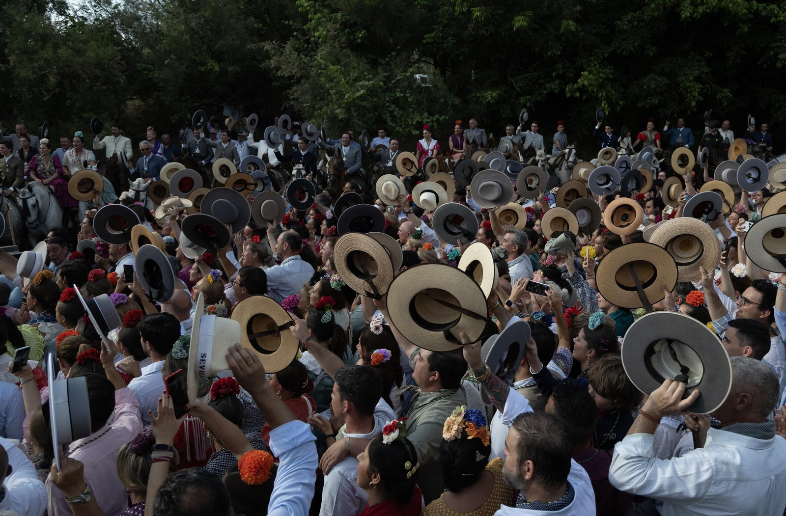 La Hermandad de Triana y Sevilla a su paso por el Vado de Quema