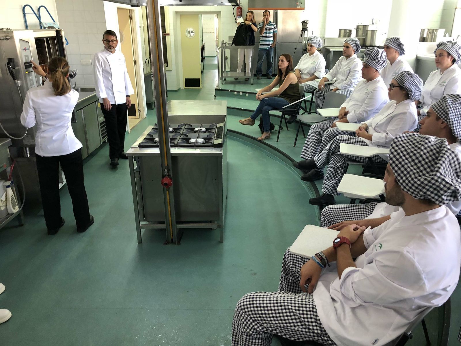 Alumnos de la Escuela de Hostelería, durante una visita guiada al inicio del curso.