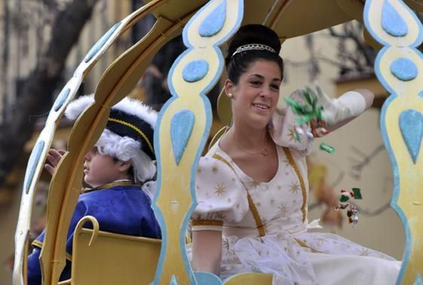Las carrozas de la Cabalgata de Reyes Magos recorren las calles de la ciudad.

Foto: Manuel Gómez