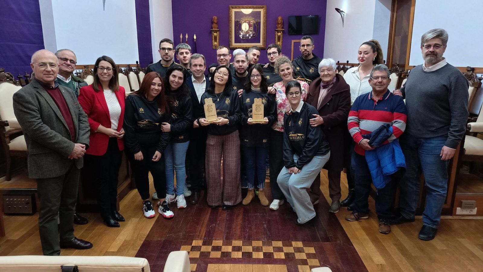 Foto de familia en el salón de plenos.