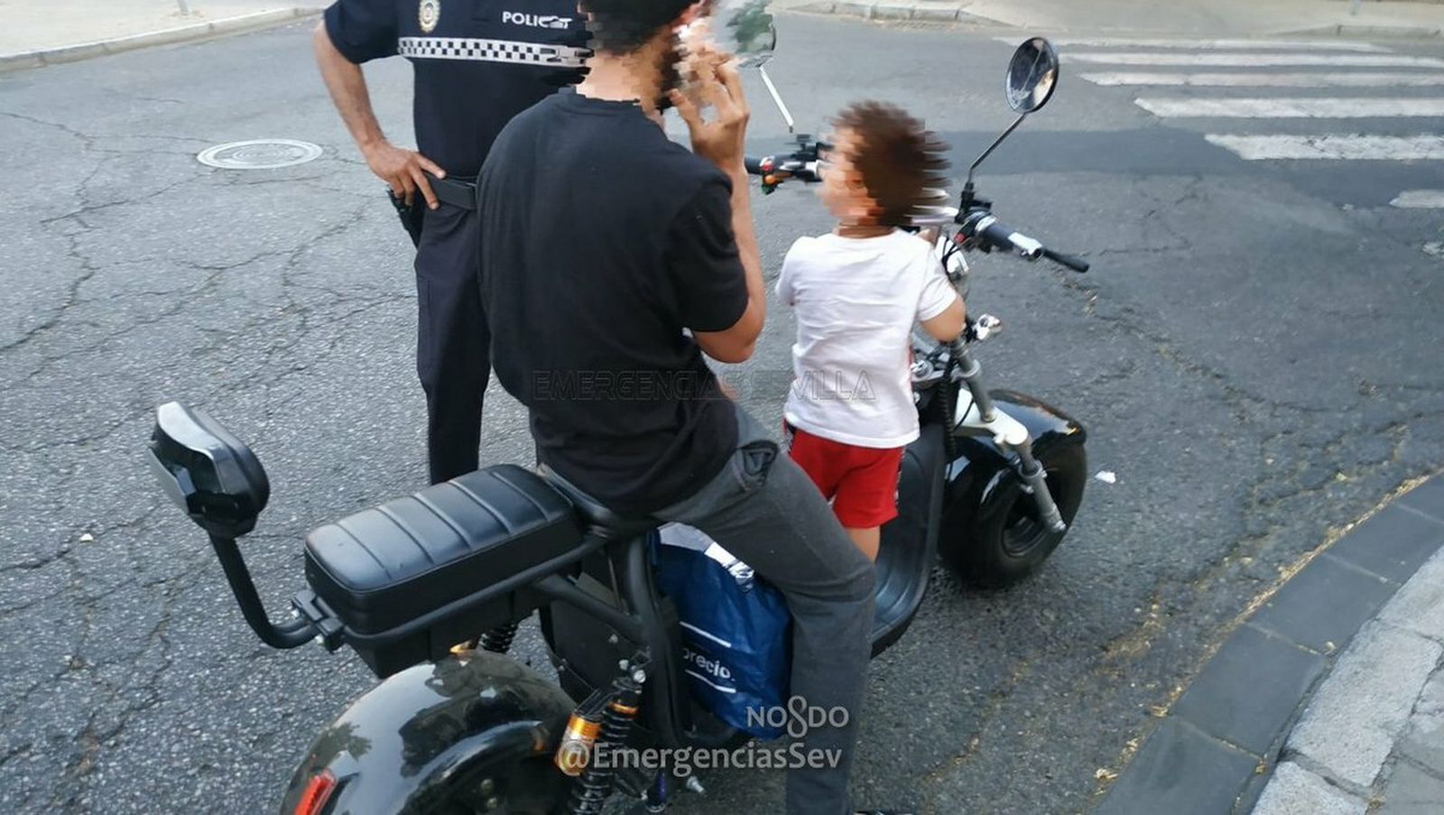 El conductor del patinete con el menor en el reposapies.