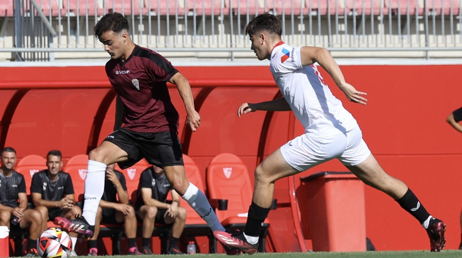 Paco Fernández es presionado por un jugador sevillista.