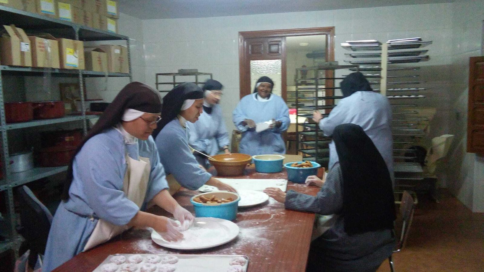 Las monjas dedicadas a sus labores artesanas.