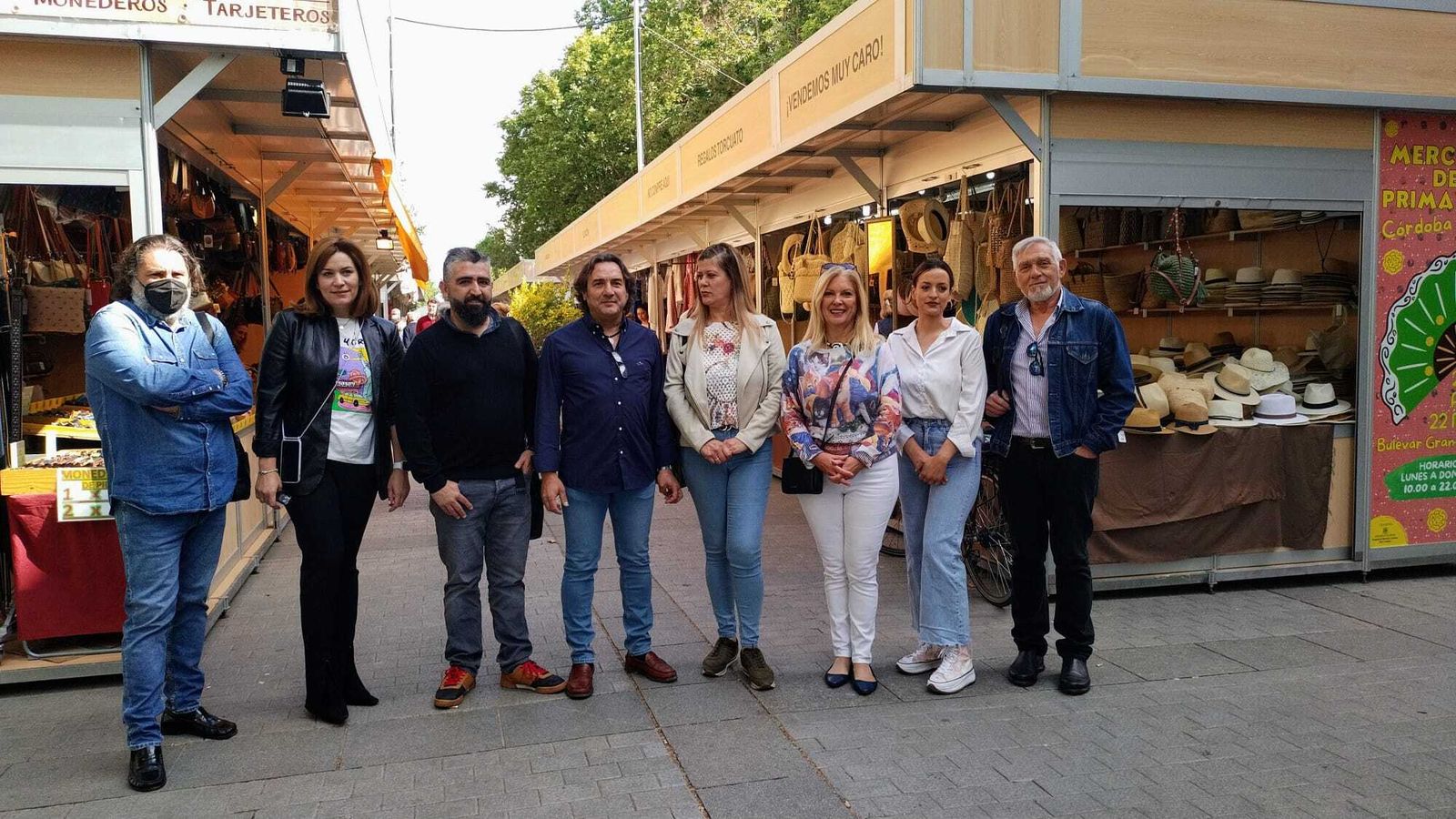 Antonio Torcuato, en el centro, junto con ediles de la oposición y miembros de Comacor.