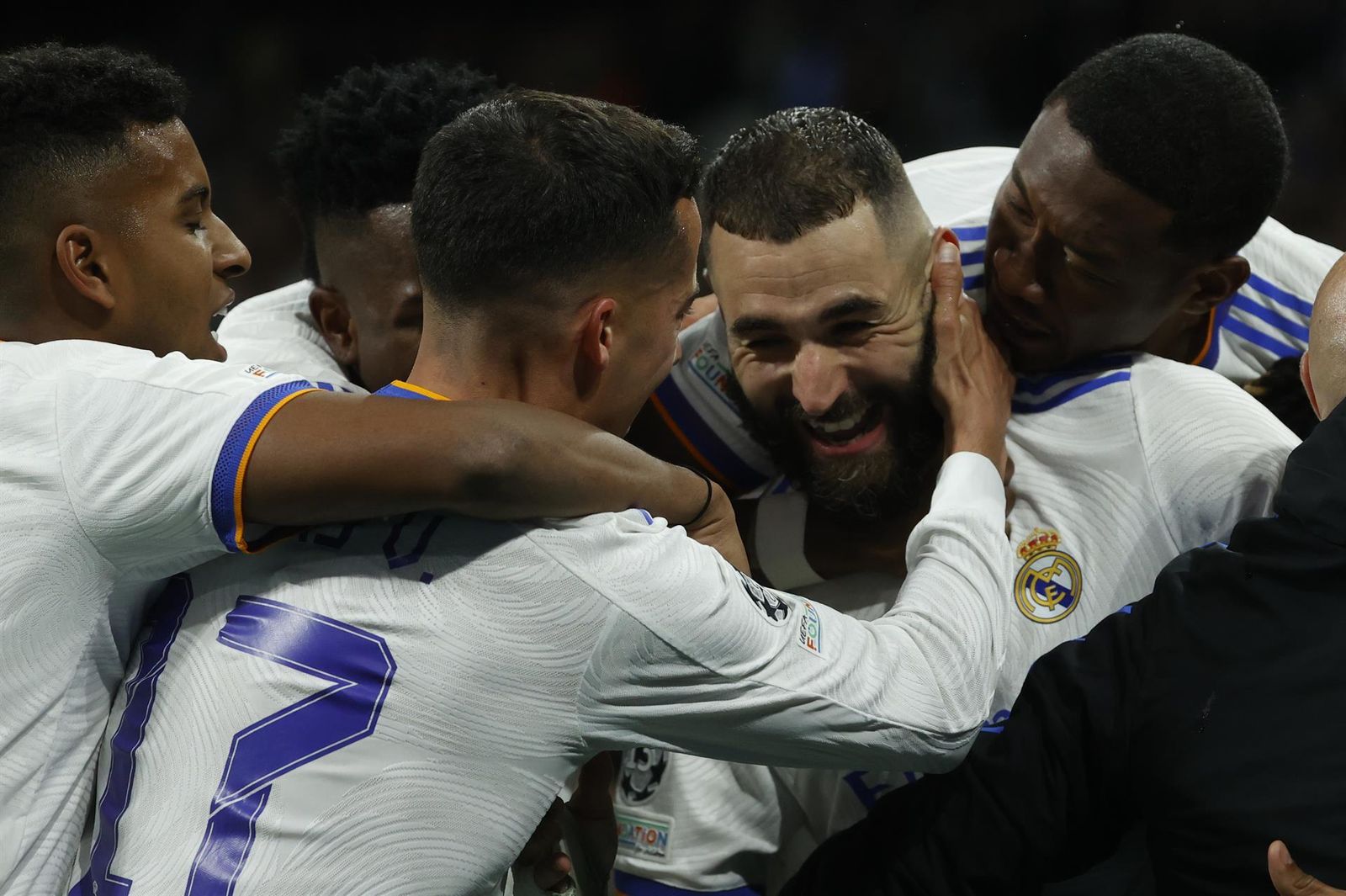Karim Benzemá celebra con sus compañeros tras marcar el segundo gol ante el Chelsea