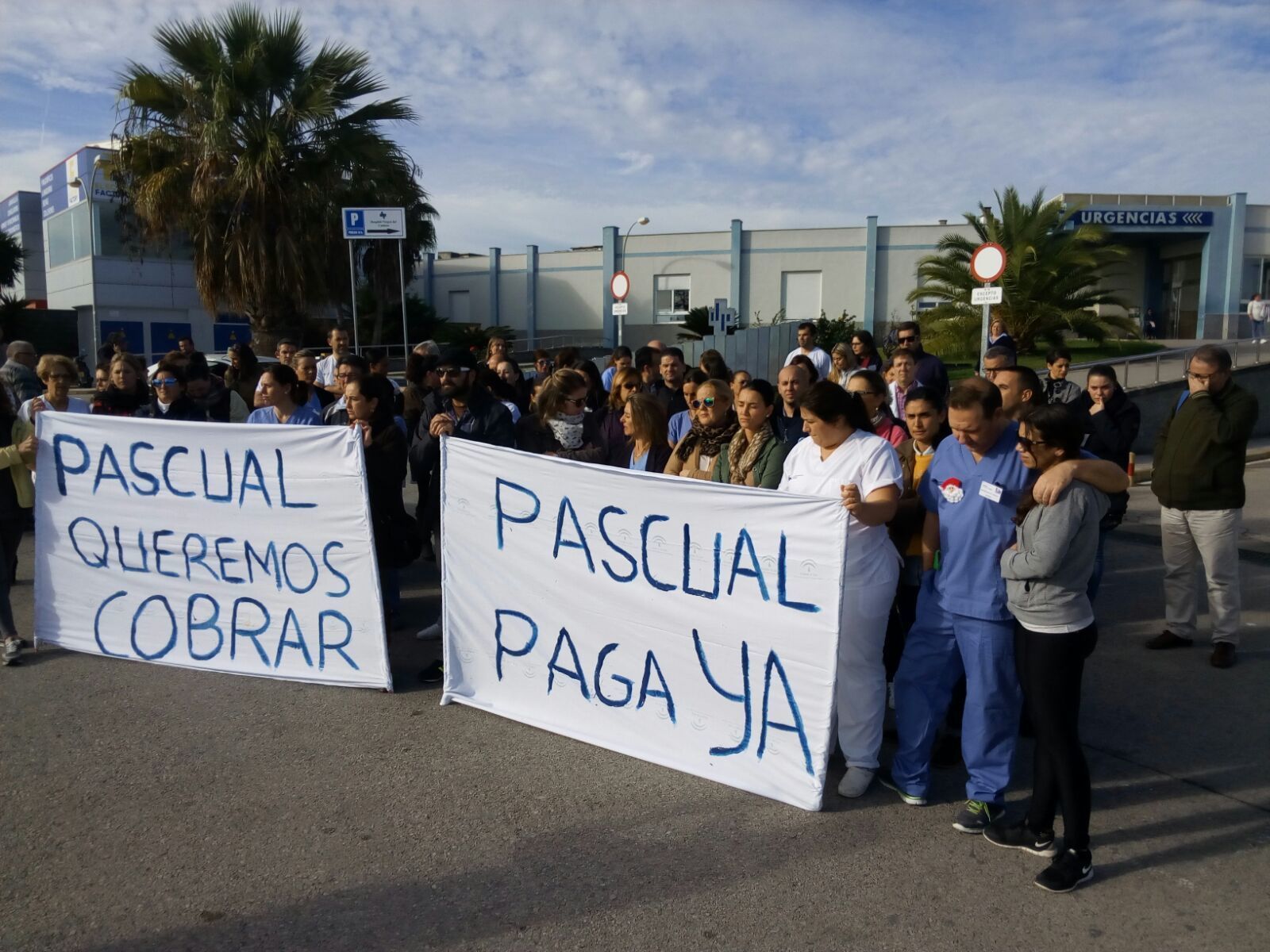 Los trabajadores de Pascual, ayer en una manifestación en Sanlúcar.