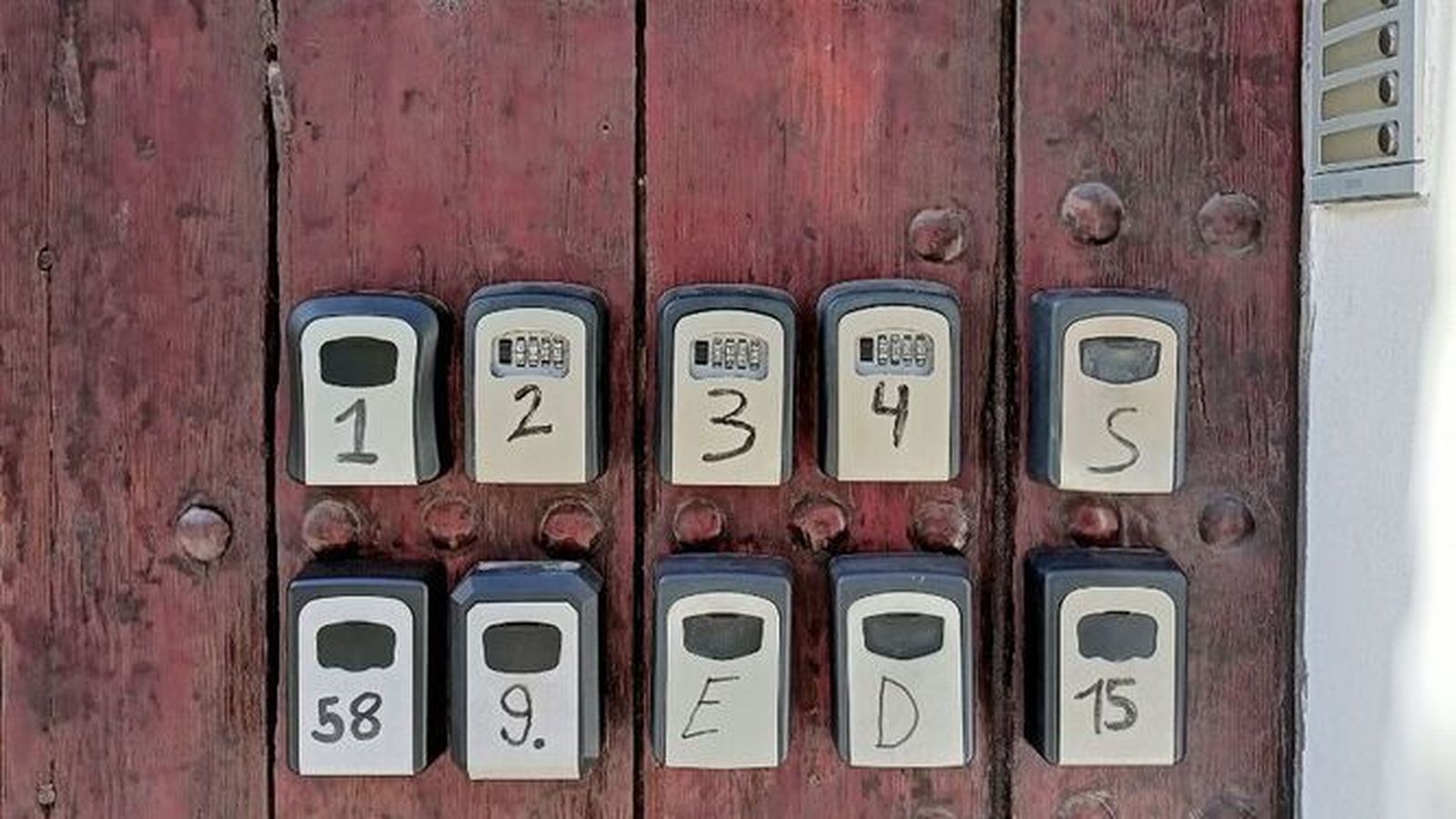 La entrada a una casa adaptada para pisos turísticos.