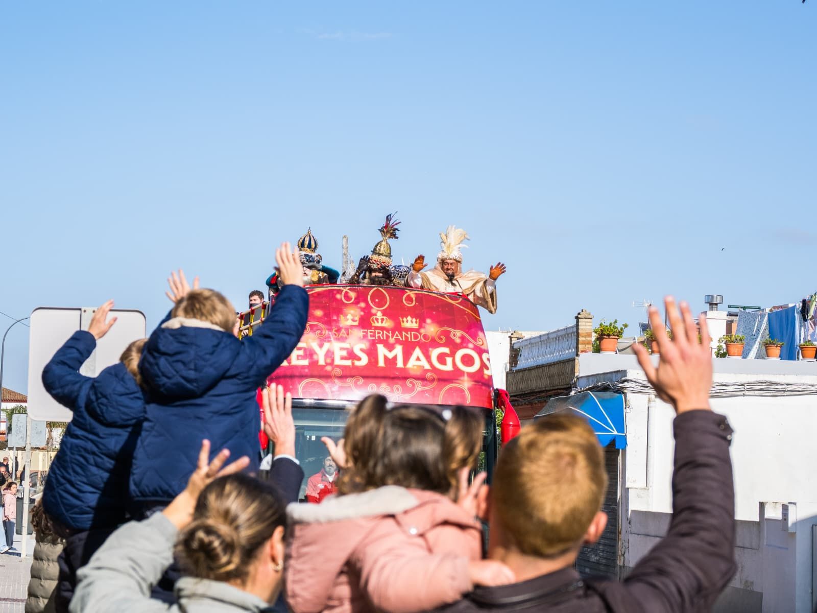 Los Reyes Magos recorren San Fernando en el Bus Real