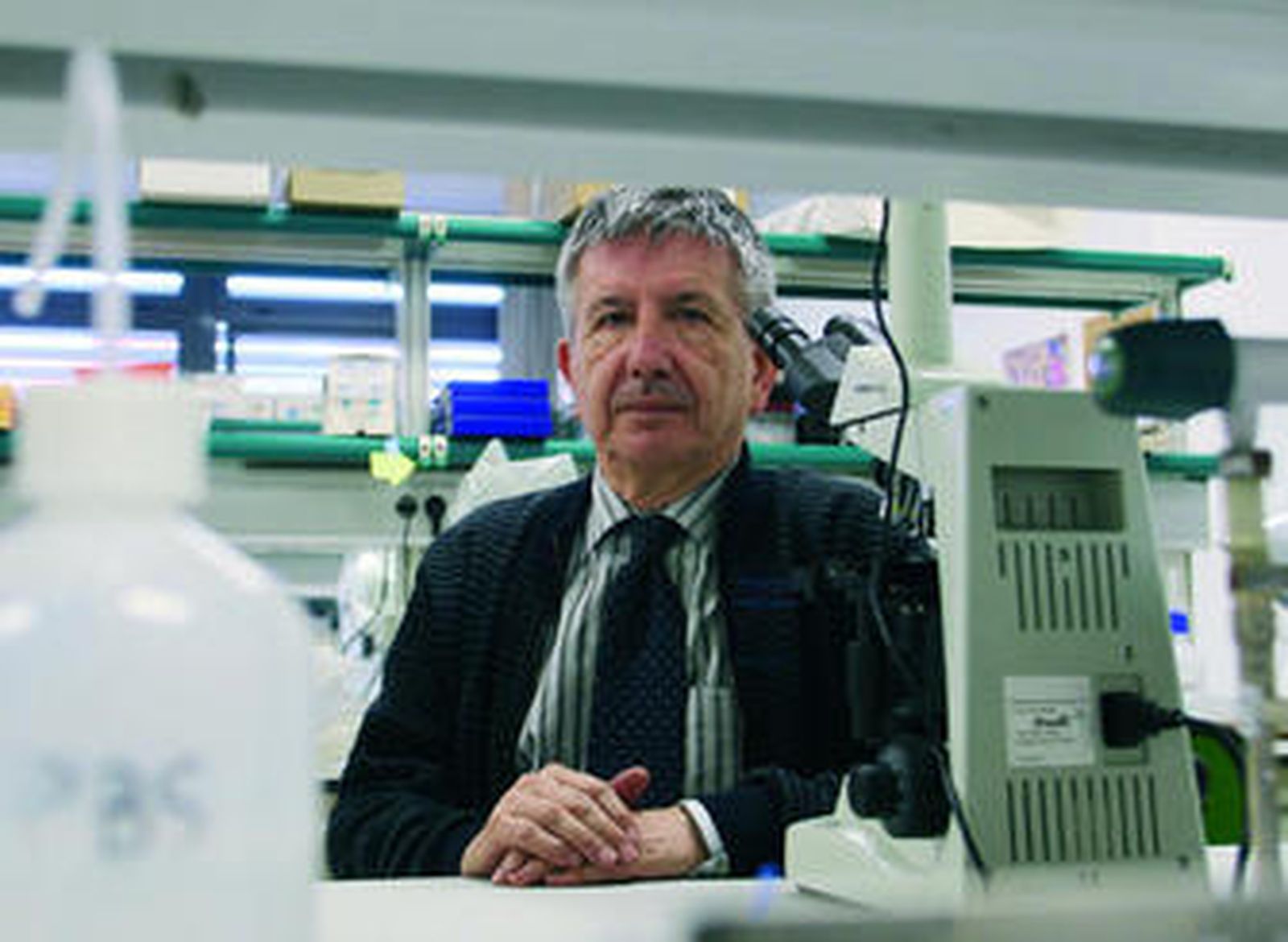 José María Delgado García, en los laboratorios de la Universidad Pablo de Olavide.