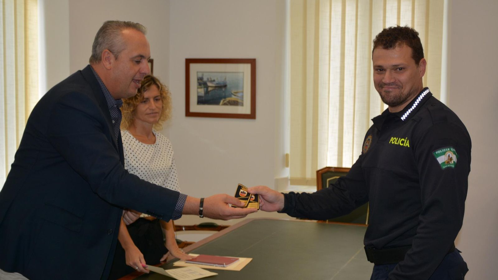 El alcalde San Roque junto a la secretaria general municipal, Ana Márquez, y el jefe de la policía local