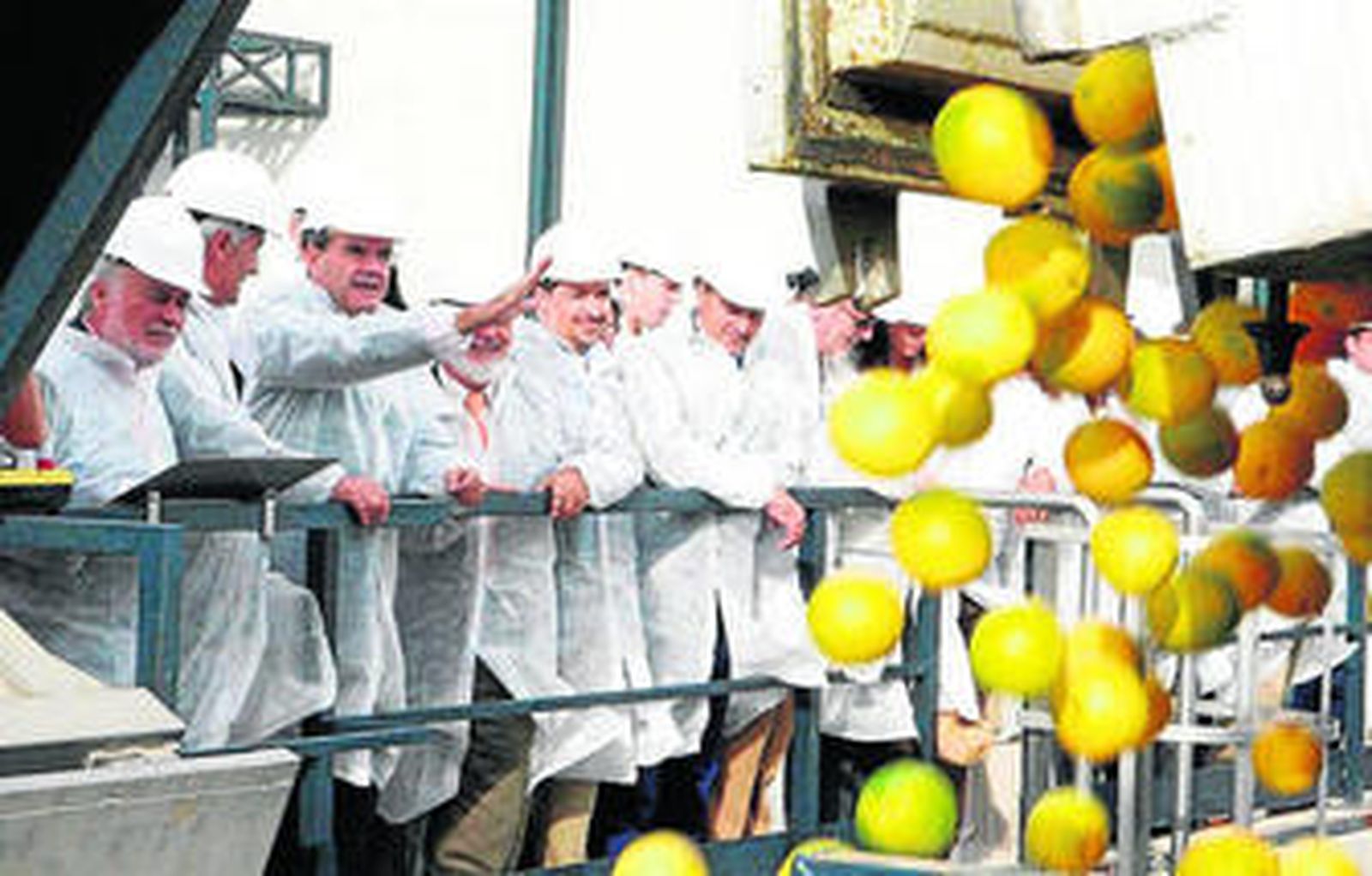 Visita del entonces presidente de la Junta de Andalucía, Manuel Chaves, a la planta de Villanueva.