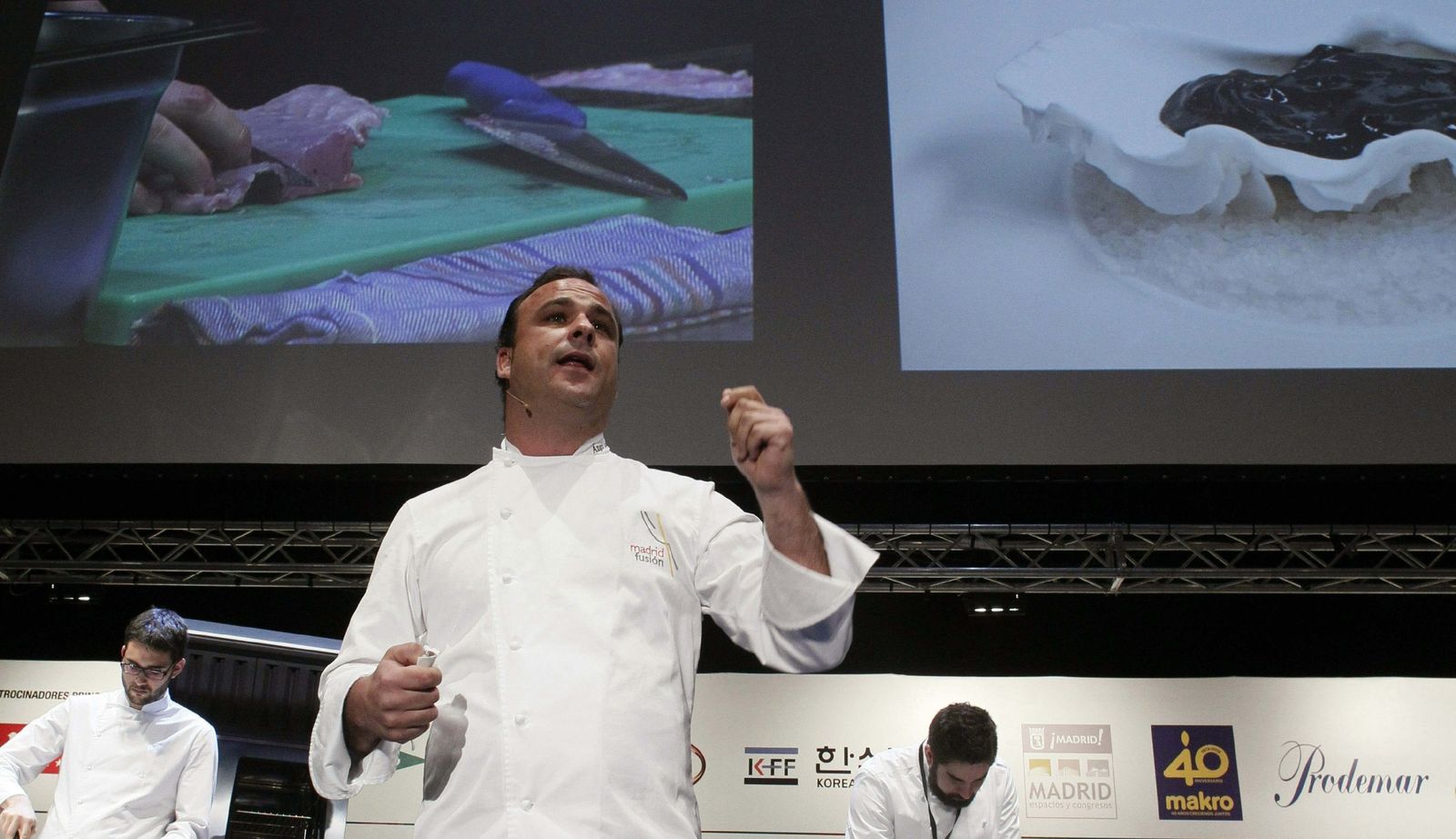 1. Ángel León inaugura con una conferencia, junto al chef Quique Dacosta,  el programa del congreso. 2. Al programa de ponencias se suma la actividad comercial, donde diferentes marcas presentan sus productos en los expositores.