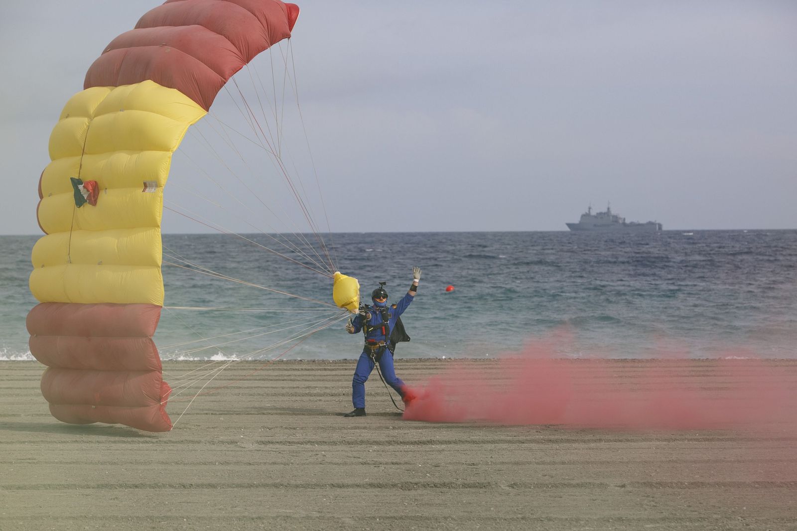 Las Fuerzas Armadas desembarcan en Motril: buques, paracaidistas y helicópteros en primera línea de playa
