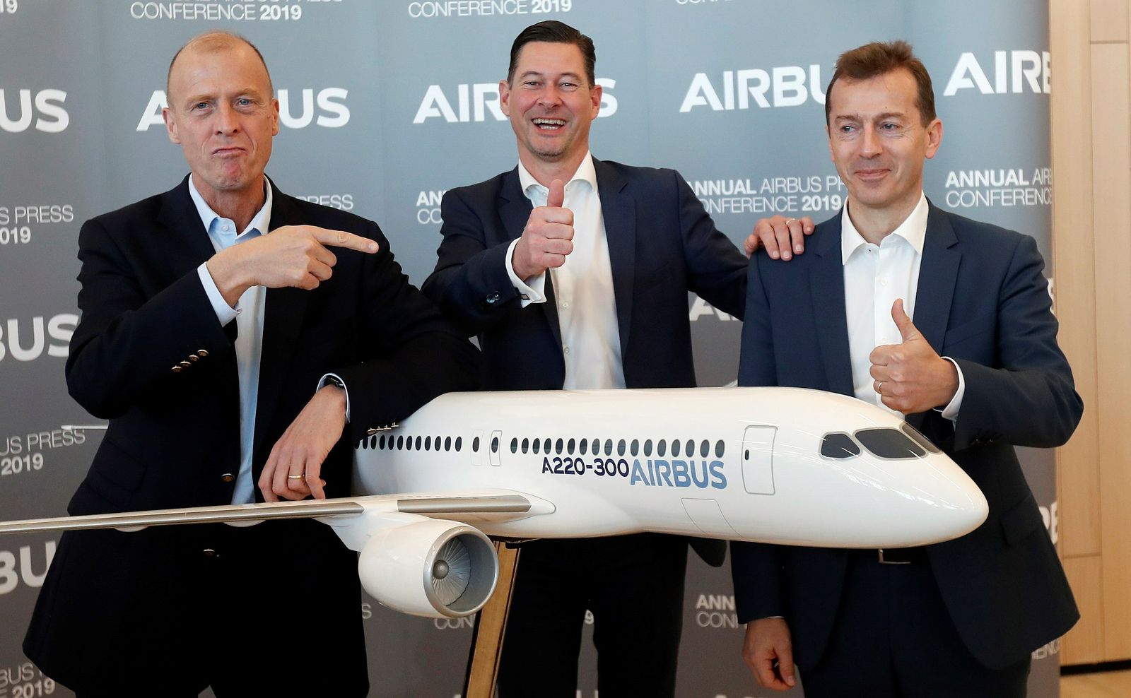 Tom Enders señala a Guillaume Faury, con Harald Wilhelm en el centro.