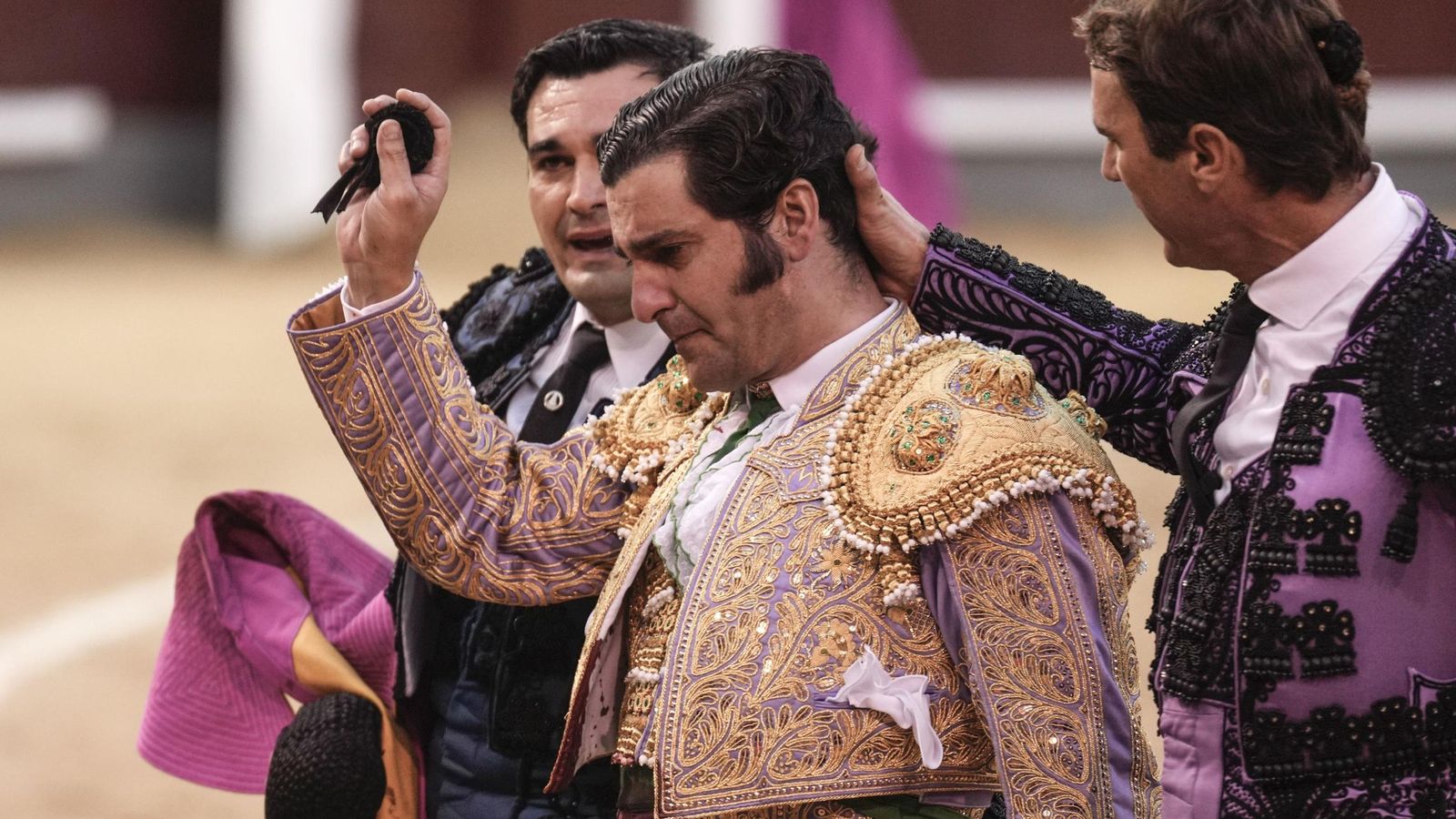 Morante, muy emocionado, con la coleta en la mano.