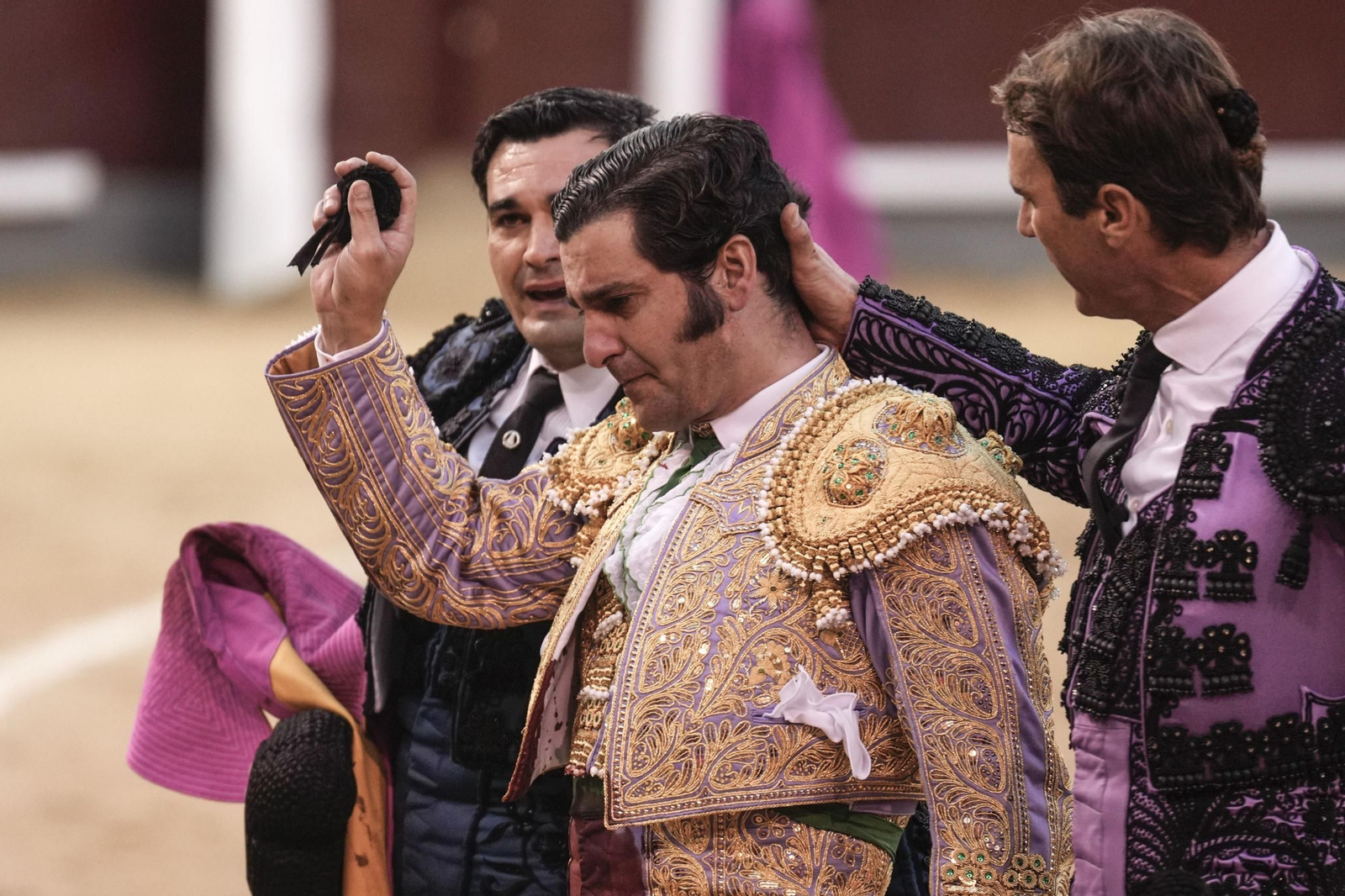 Morante, muy emocionado, con la coleta en la mano.