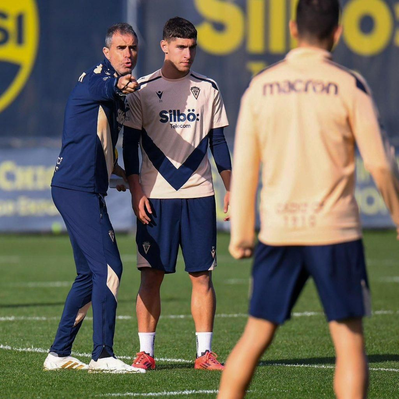 Borja Vázquez recibe instrucciones de Garitano en un entrenamiento. Borja Vázquez recibe instrucciones de Garitano en un entrenamiento.