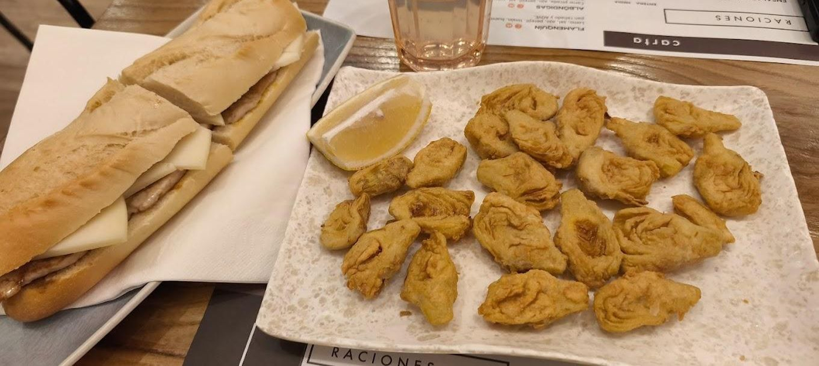 Aquí todo es de tamaño XL: tanto las raciones como las tostadas y los bocadillos.