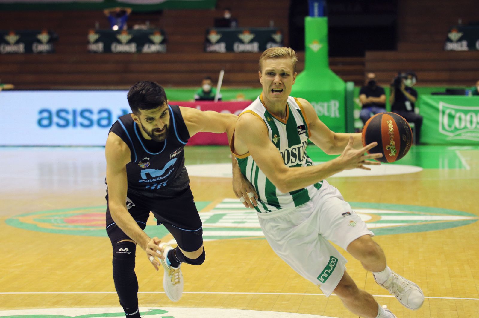 Borg se escapa de la defensa de Cverkovic.