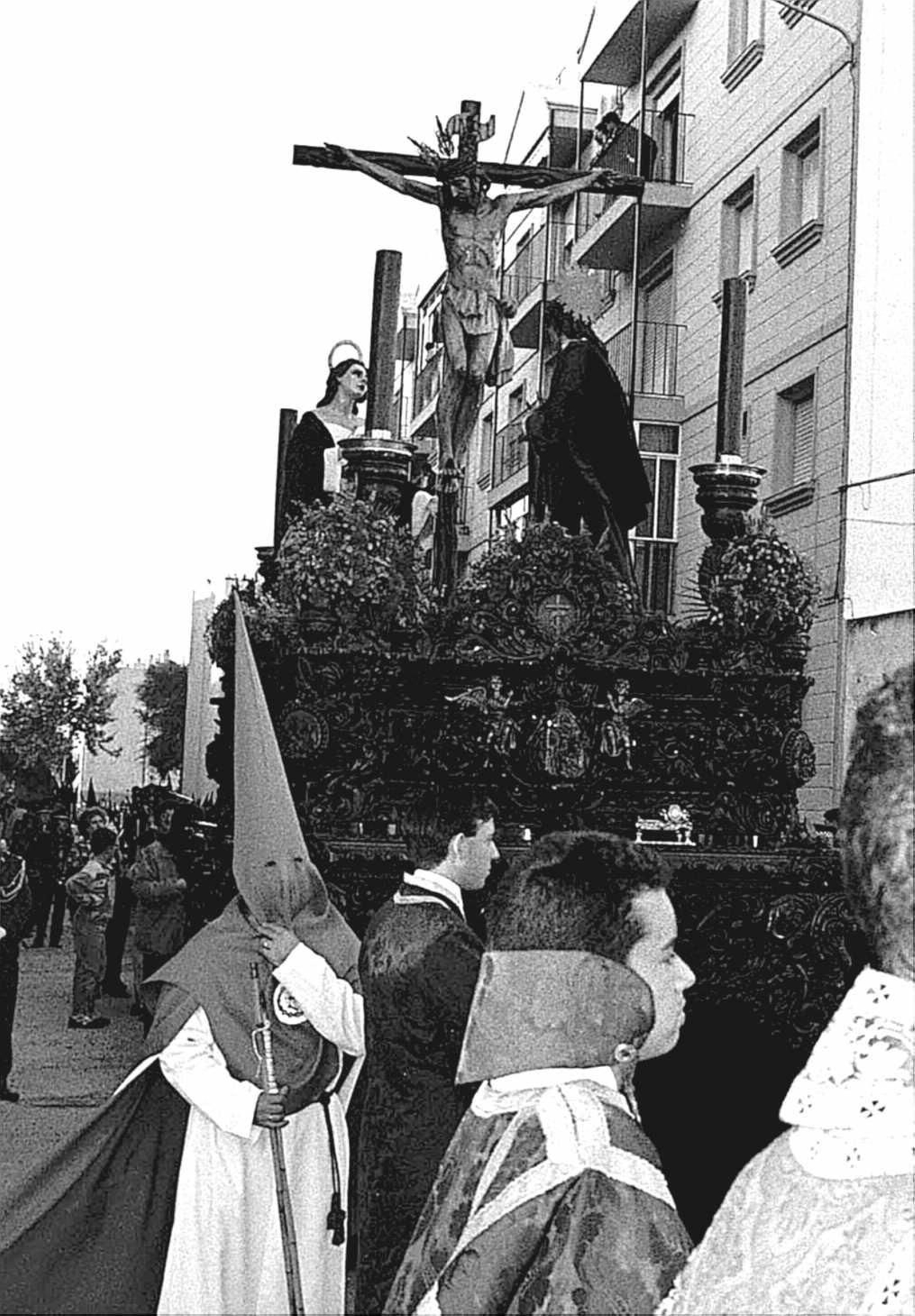 1998. El Cristo de la Vera Cruz de camino a las calles del barrio de la Jarcia
