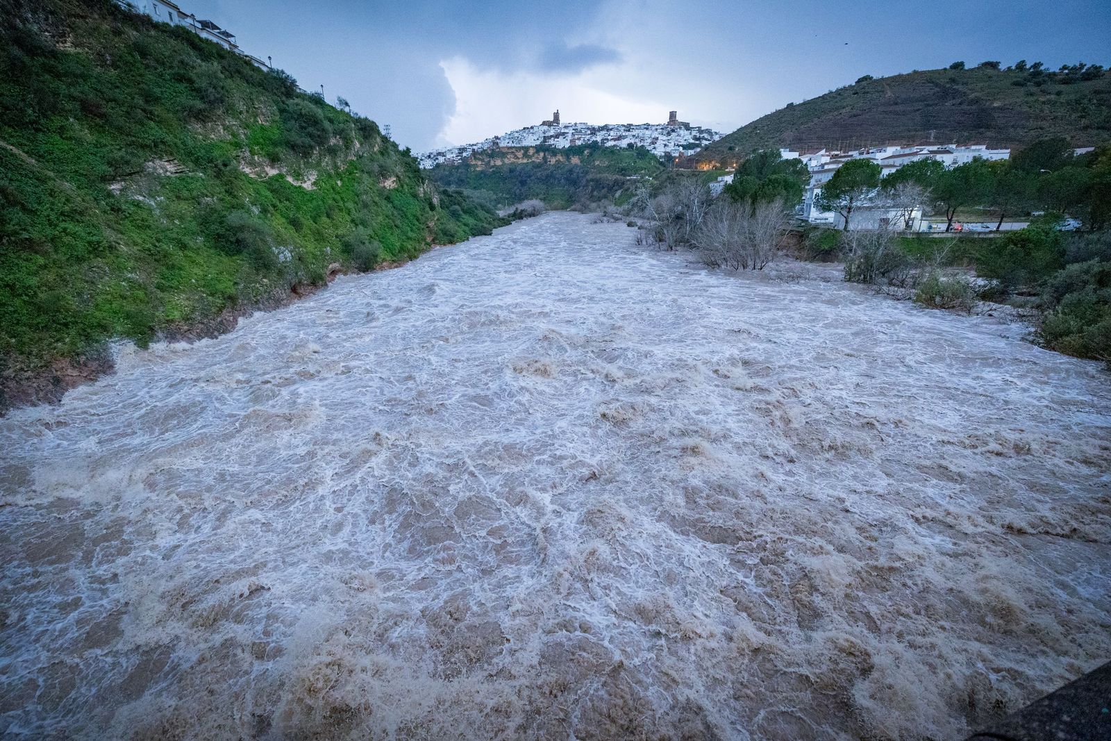 Las imágenes de las inundaciones en Arcos: la espectacular crecida del río Guadalete por la apertura de las presas
