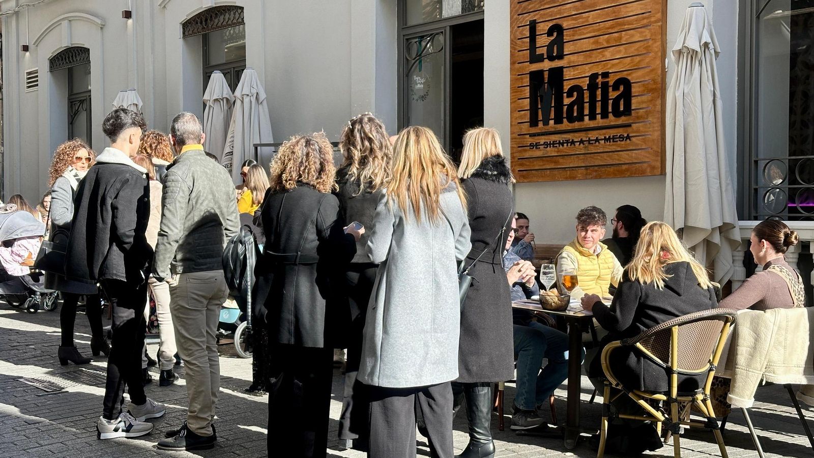Colas de espera en la puerta de un restaurante para conseguir un sitio. Colas de espera en la puerta de un restaurante para conseguir un sitio.