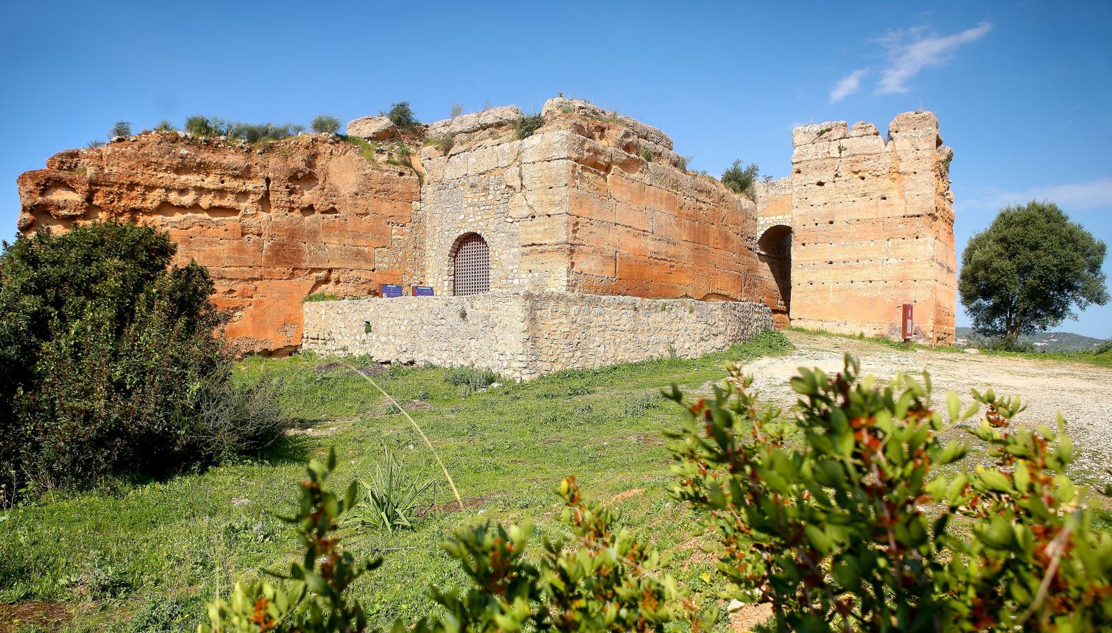 El Castillo de Paderne, uno de los siete representados en la bandera de Portugal.