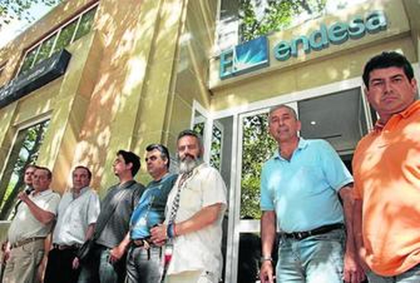 Algunos de los alcaldes de IU concentrados ayer en las puertas de Endesa.