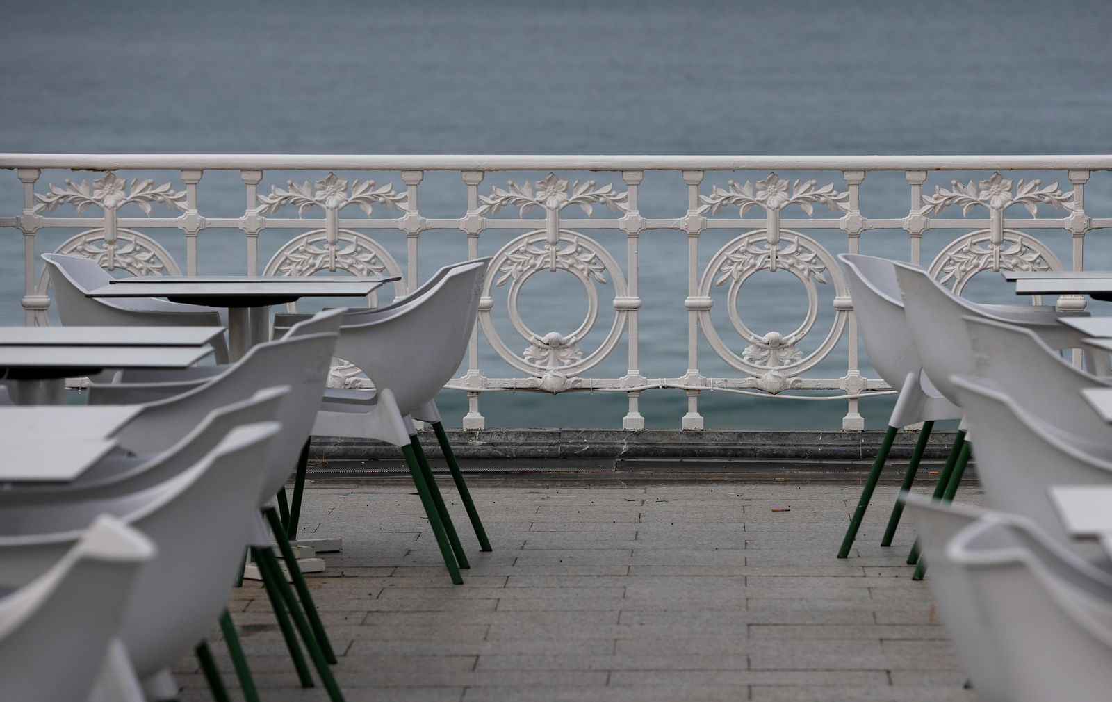 Vista de la terraza de un bar vacío este martes en San Sebastián.