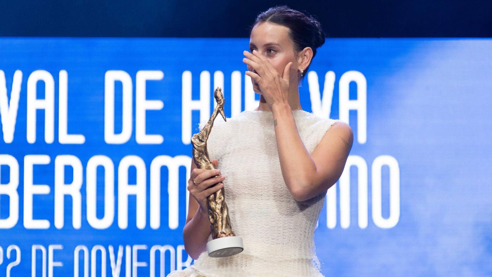 Milena Smit recoge el Premio Luz del Festival de Huelva de Cine Iberoamericano.