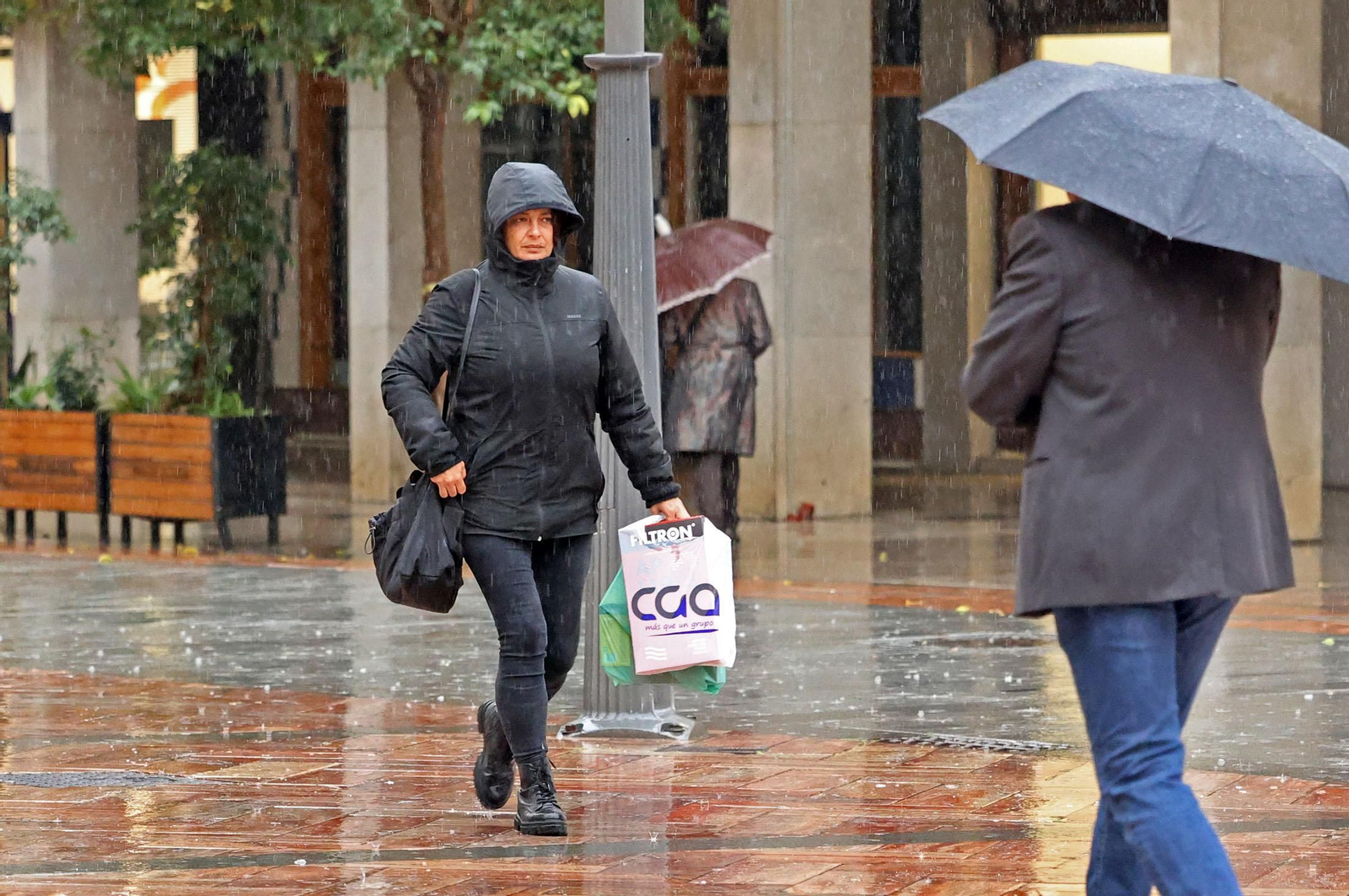 Imágenes de una mañana lluviosa en la capital