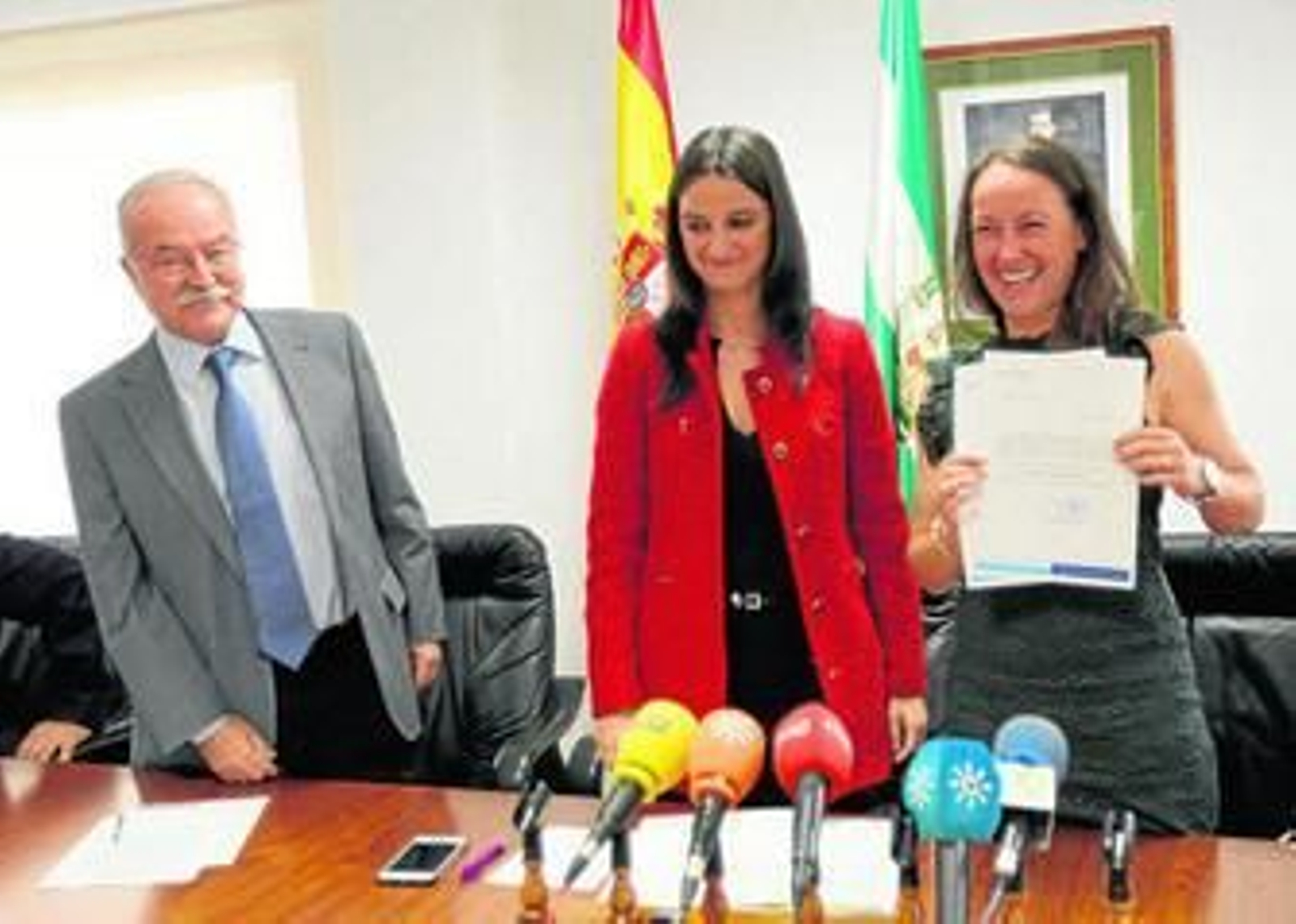 Macarena Gil muestra su título de práctica portuaria junto a Carmen Cuello y Manuel Morón, ayer en Algeciras.