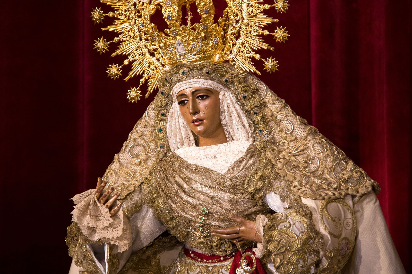 La Esperanza de Triana amanece vestida de blanco para la Pascua de Resurrección