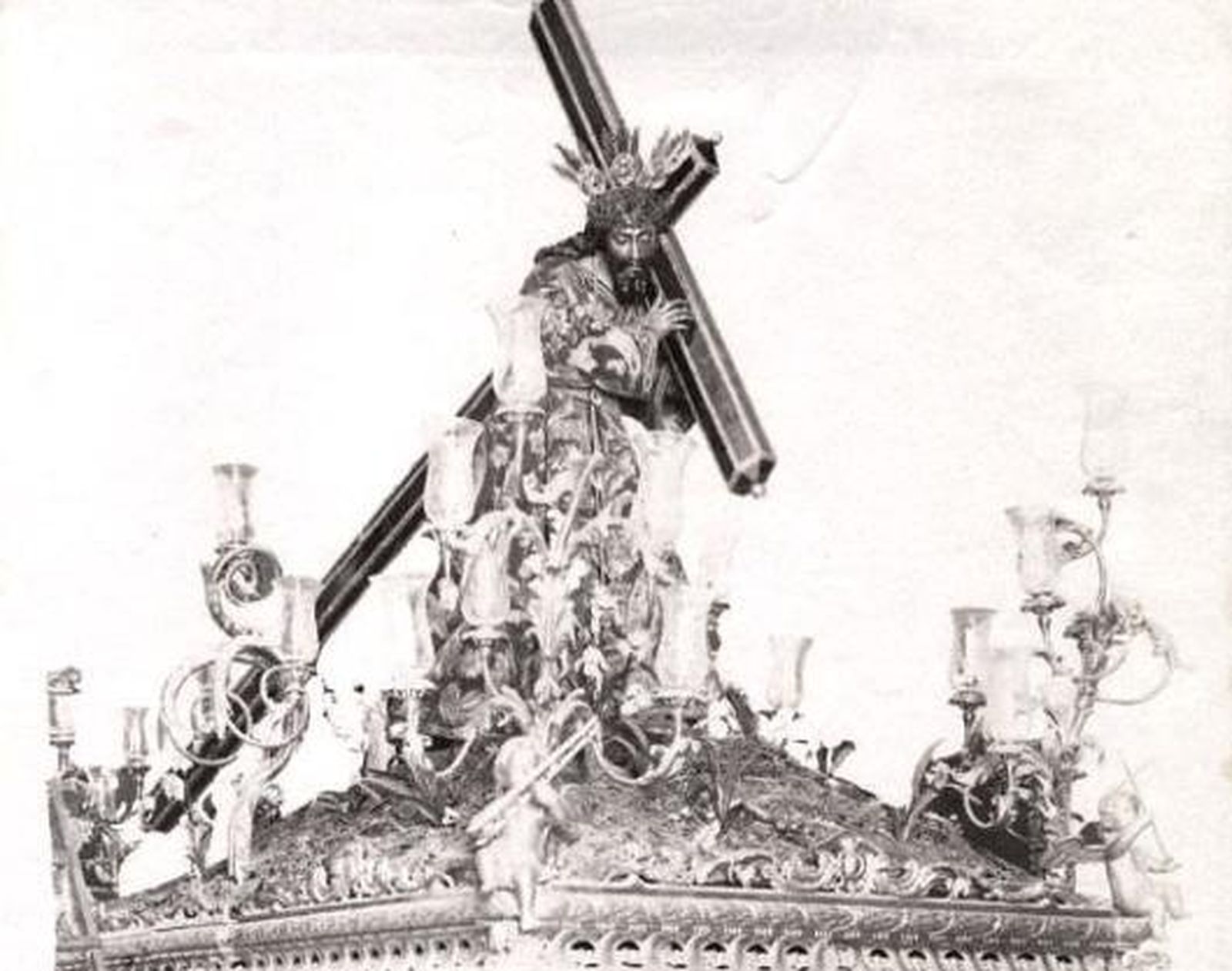 Jesús Nazareno portando la túnica diseñada en 1891