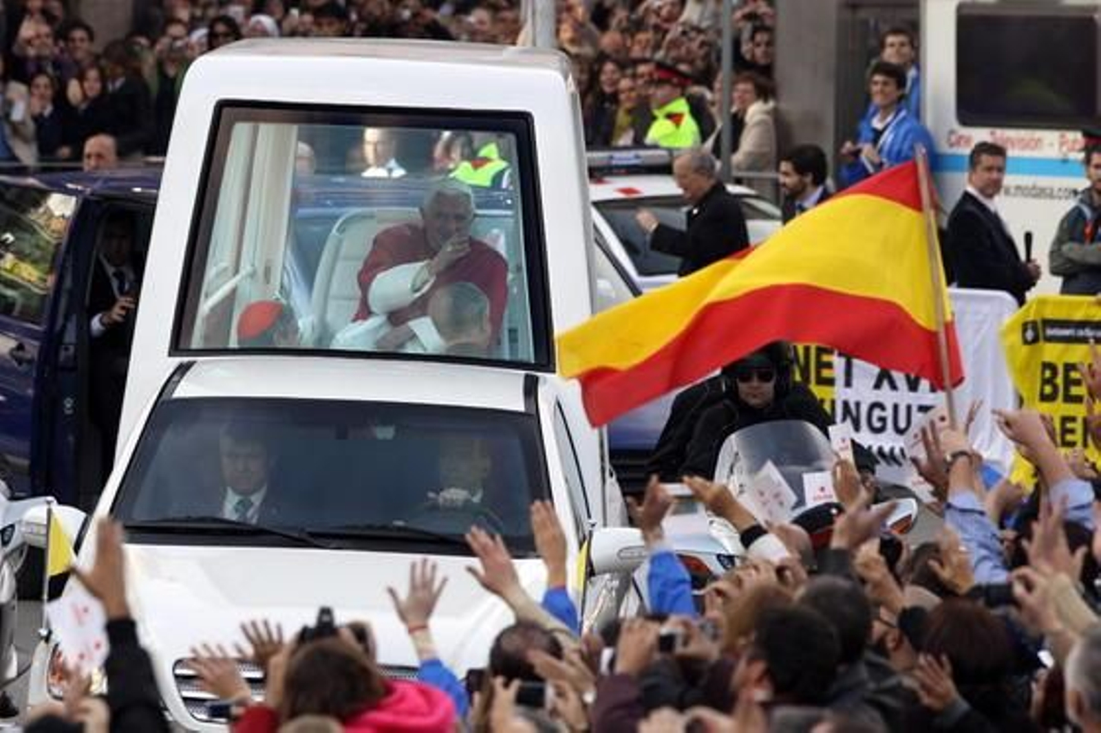 El papa Benedicto XVI bendice la Sagrada Familia de Barcelona y celebra una multitudinaria misa en su interior. 

Foto: EFE