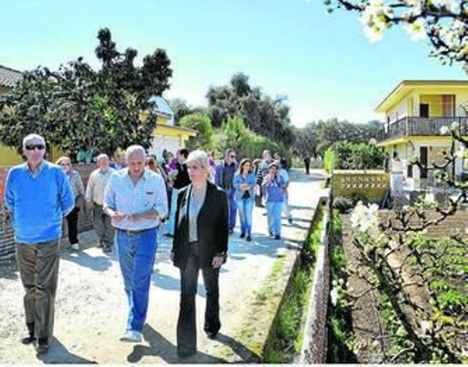 La alcaldesa charla con los vecinos de El Chaparrito durante su visita. La alcaldesa charla con los vecinos de El Chaparrito durante su visita.