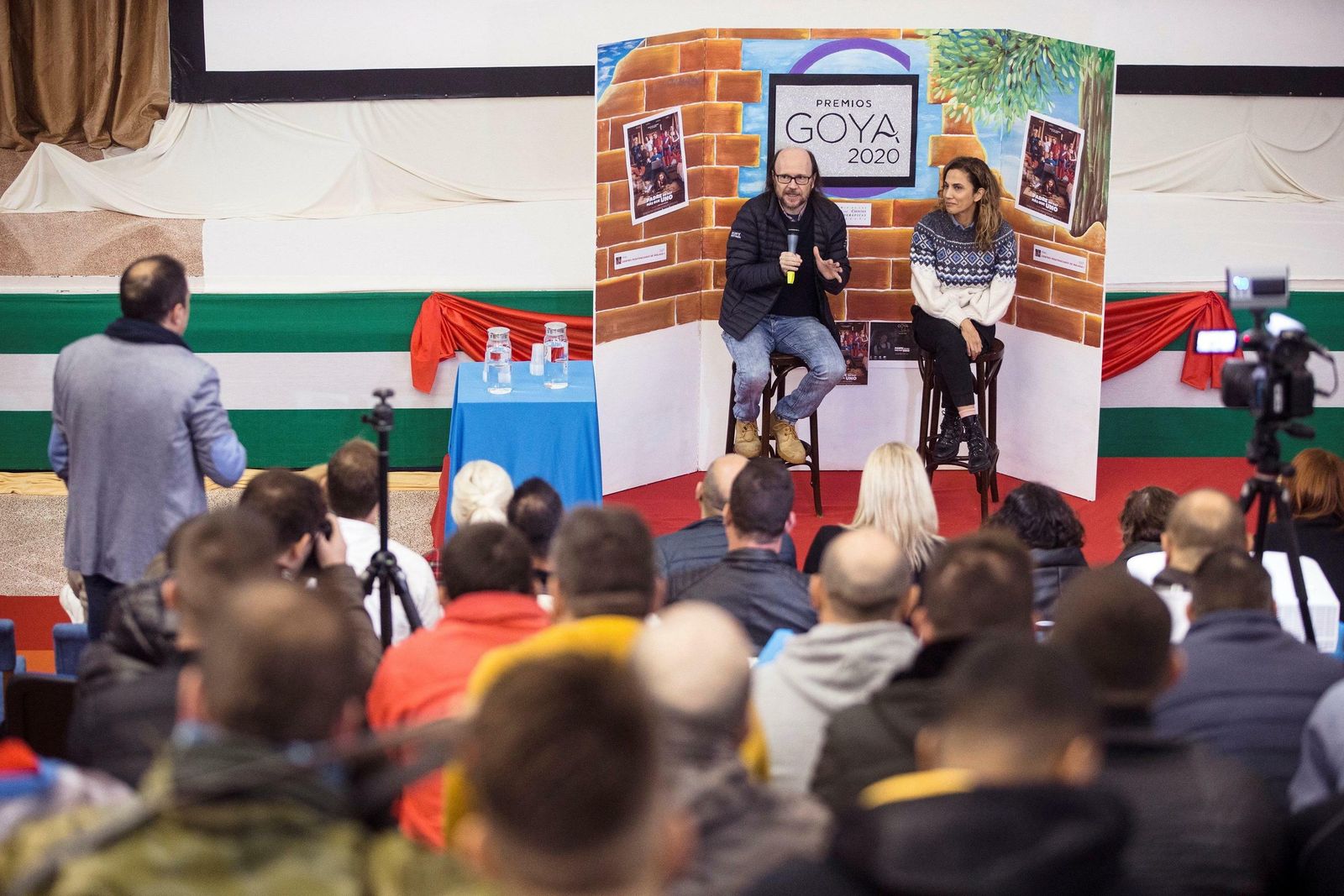 Santiago Segura y Toni Acosta, con los internos de la prisión de Alhaurín de la Torre, este viernes.