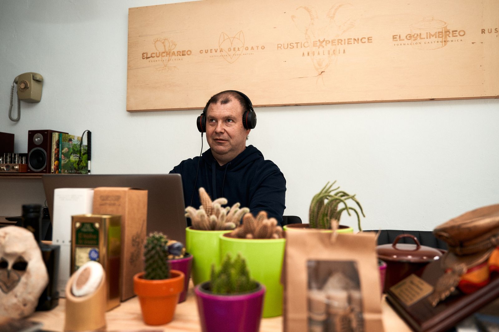 Juan Manuel Medina en su puesto de trabajo en la escuela de hostelería.