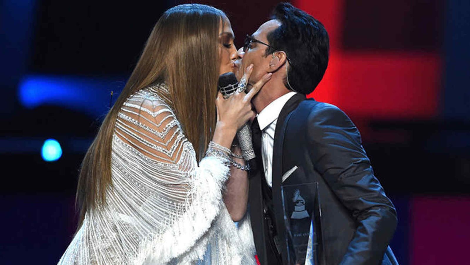 El polémico beso Marc Anthony y Jennifer López en los Grammy Latinos
