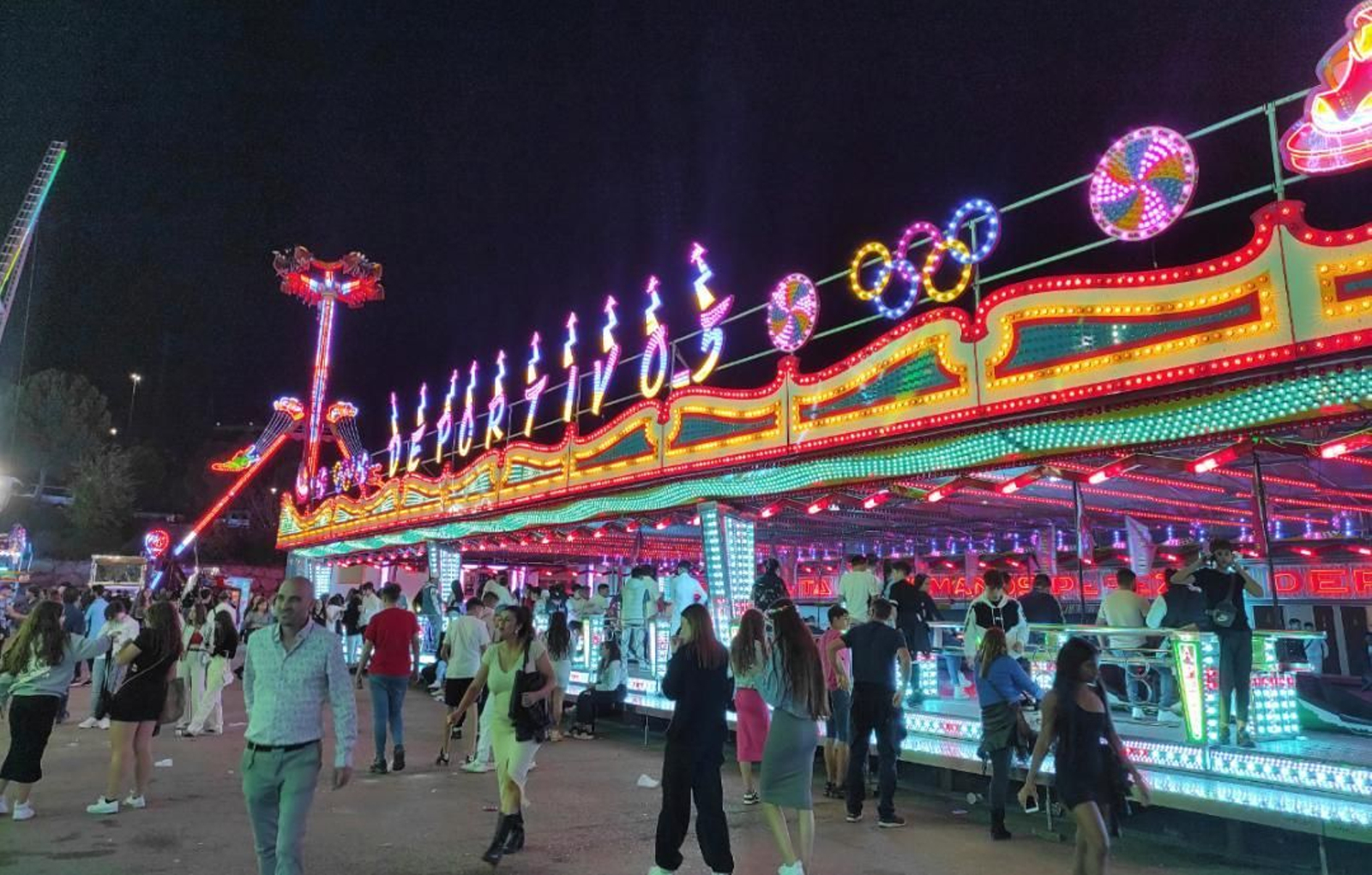 Al fondo, la atracción Clip Fly, una experiencia fuerte no apta para personas con vértigo.