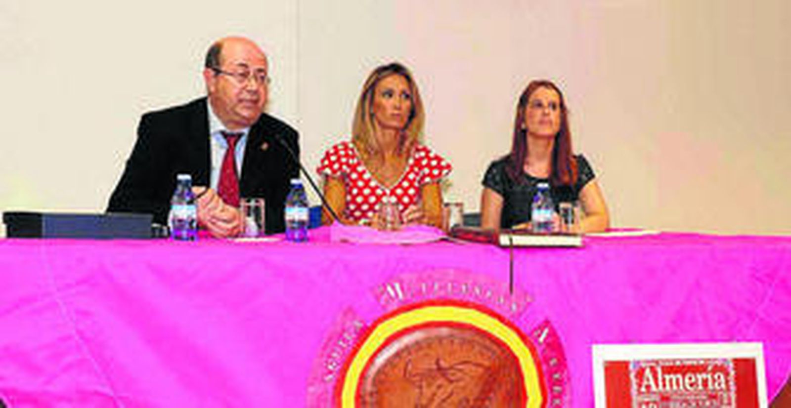 Juan Aguilera, presidente del foro, Cristina Sánchez y la periodista Leticia Muñoz durante la conferencia.